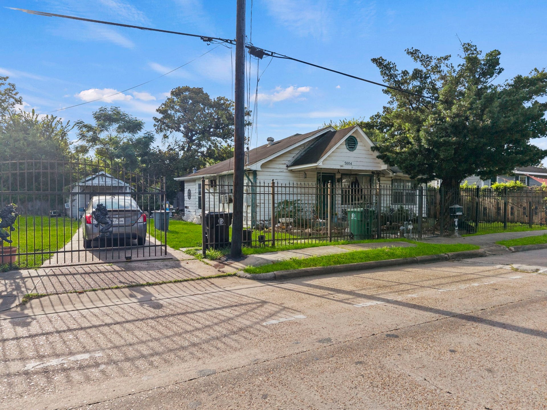 5604 Elysian Street, Houston, TX 77009 5604 Elysian Street, Houston, TX 77009