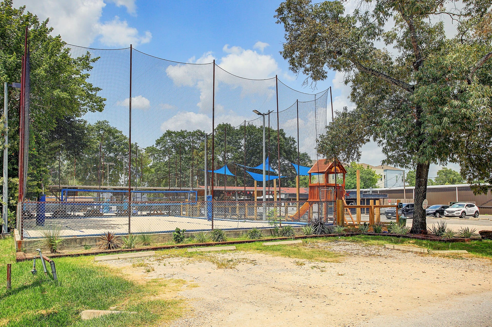 Wakefield Crowbar is a casual sports bar and restaurant located in the heart of Garden Oaks/Oak Forest. They are family and dog friendly with a full kitchen and bar, including 30+ taps! The large patio wraps around three full-sized sand volleyball courts and is perfect for socializing.