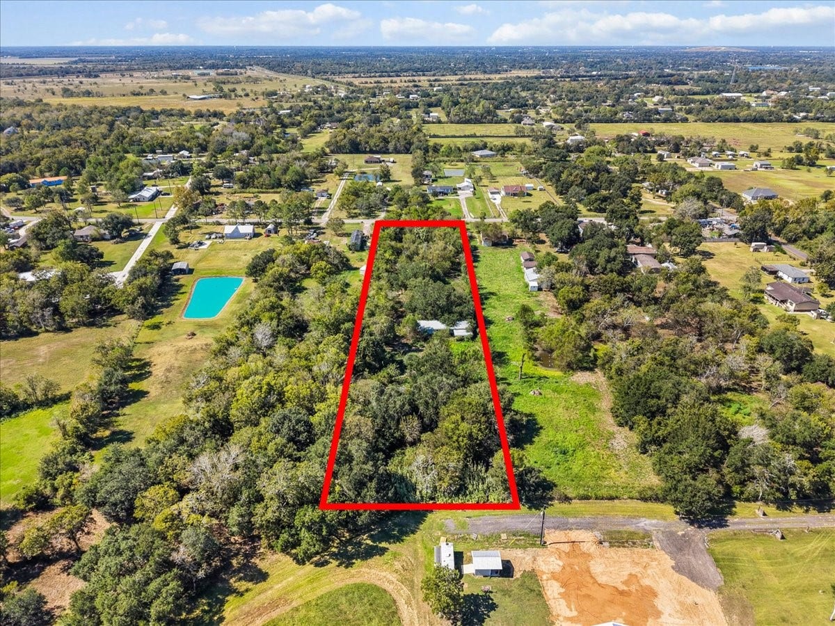 5029 1/2 Ike Franks Road, Santa Fe, TX 77517 Located off of Hwy 6, this is a great spot for accessing the highway for commuting ease, not to mention the proximity to getting to either Houston or Galveston in a timely fashion.