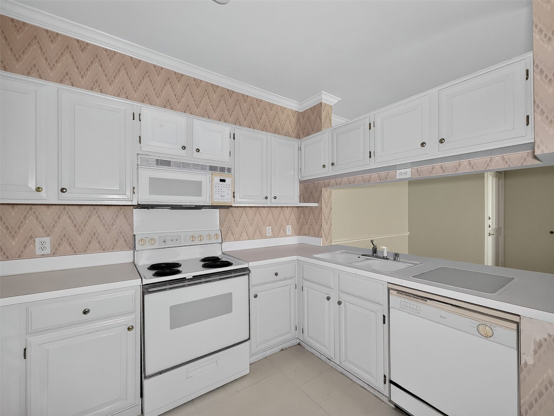 2111 Welch, #B214, Houston, TX 77019 2111 Welch, #B214, Houston, TX 77019