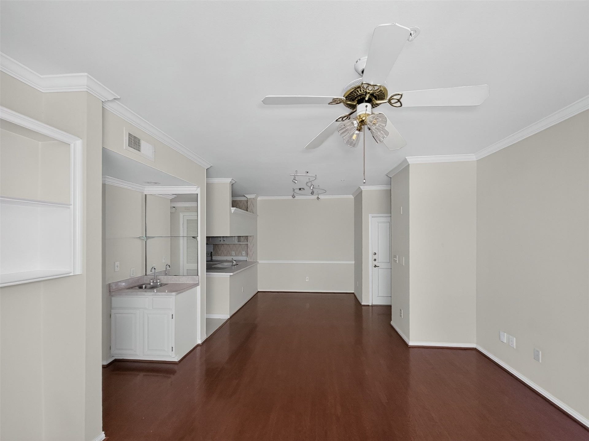 2111 Welch, #B214, Houston, TX 77019 2111 Welch, #B214, Houston, TX 77019