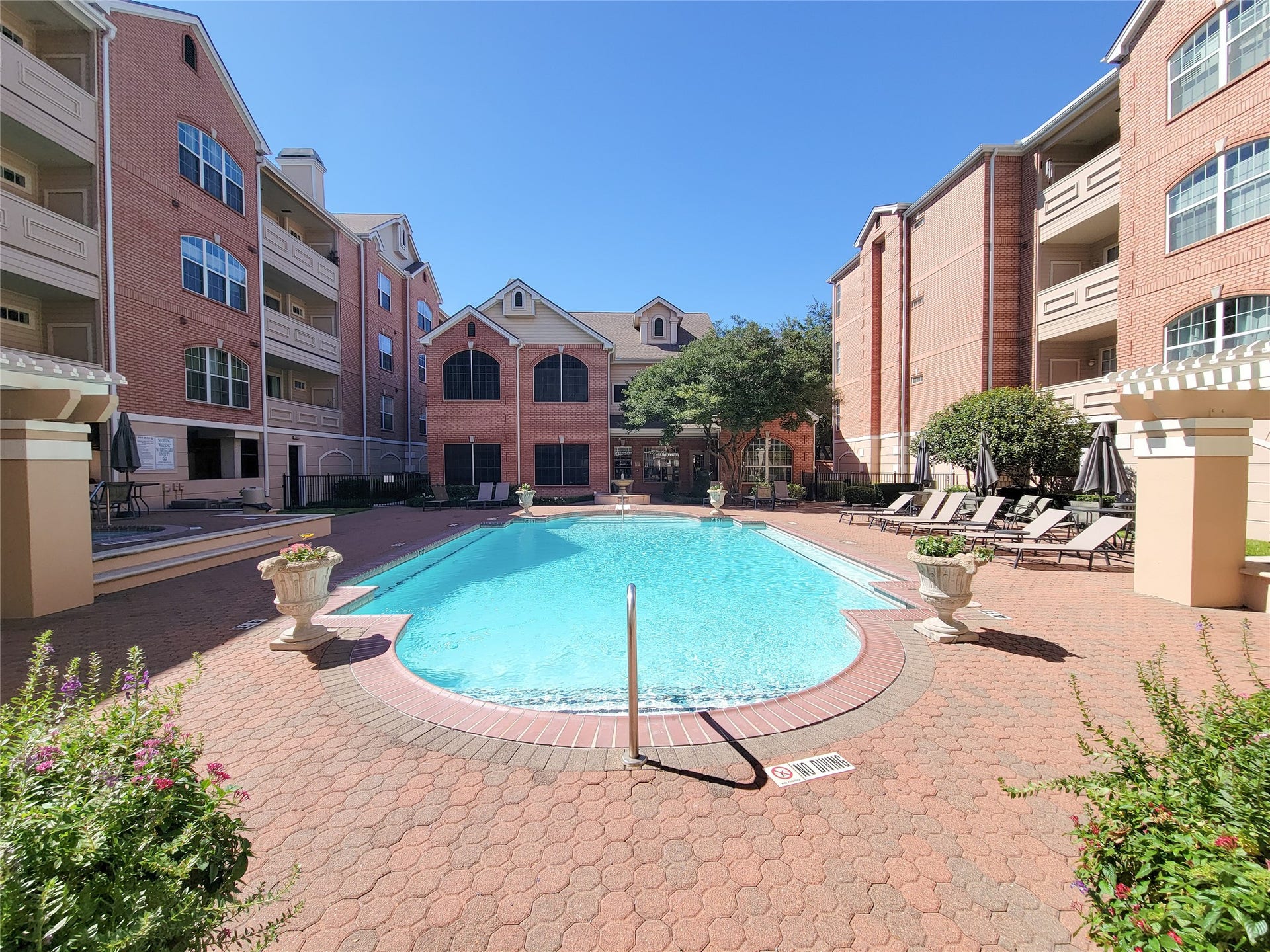 2111 Welch, #B214, Houston, TX 77019 2111 Welch, #B214, Houston, TX 77019