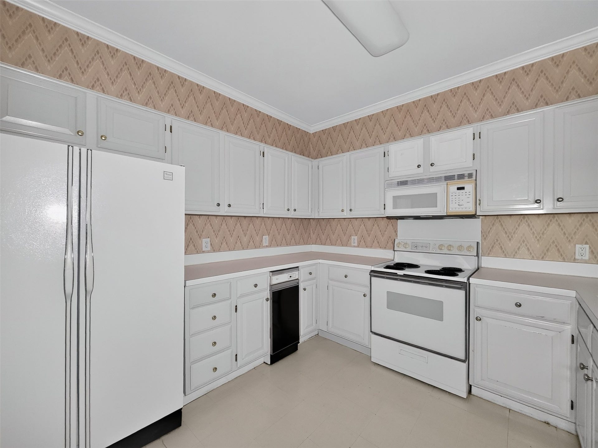 2111 Welch, #B214, Houston, TX 77019 2111 Welch, #B214, Houston, TX 77019