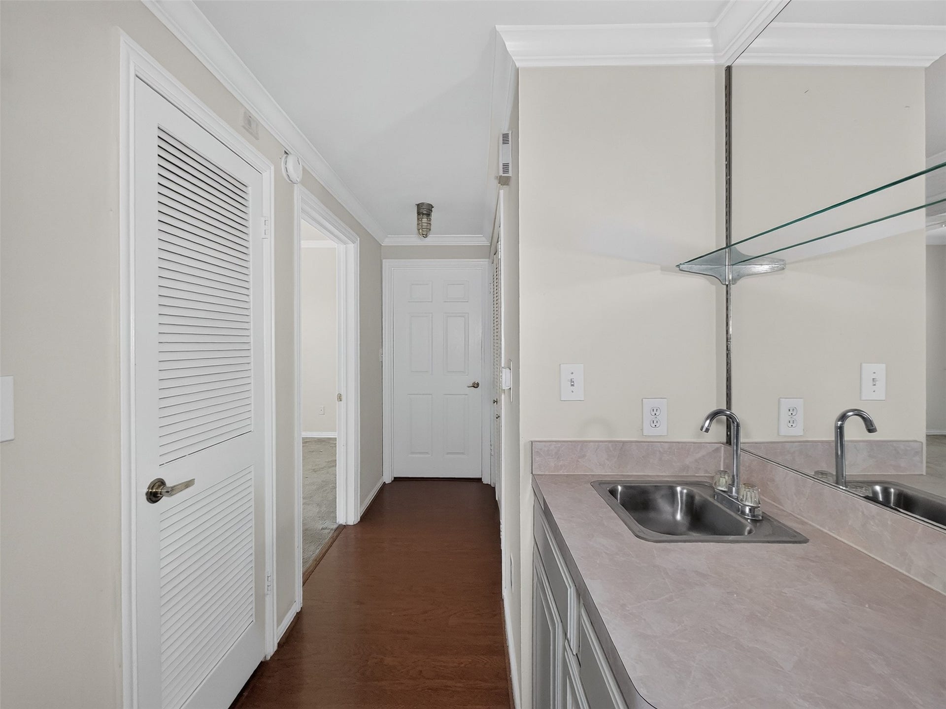 2111 Welch, #B214, Houston, TX 77019 2111 Welch, #B214, Houston, TX 77019