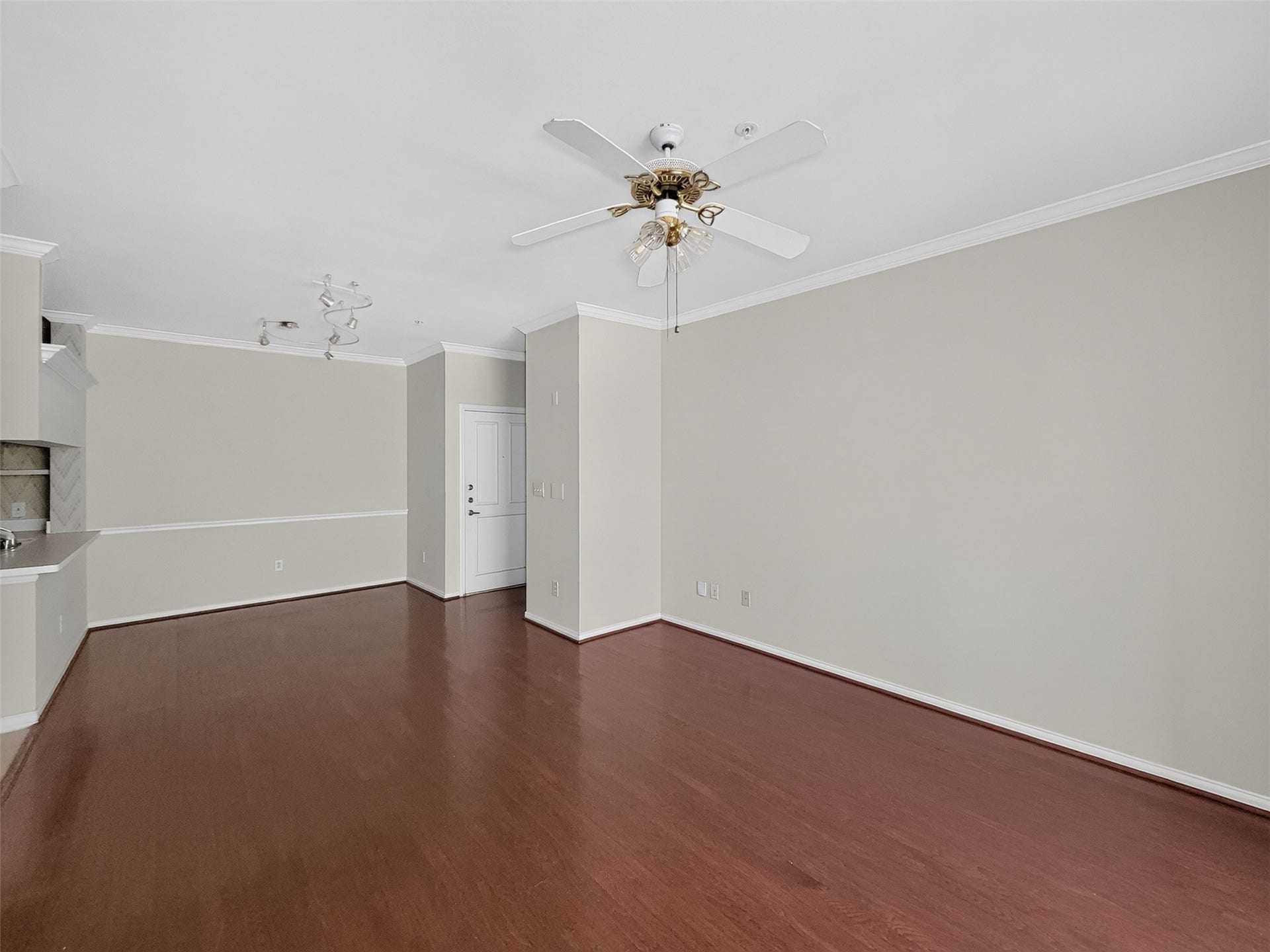 2111 Welch, #B214, Houston, TX 77019 2111 Welch, #B214, Houston, TX 77019