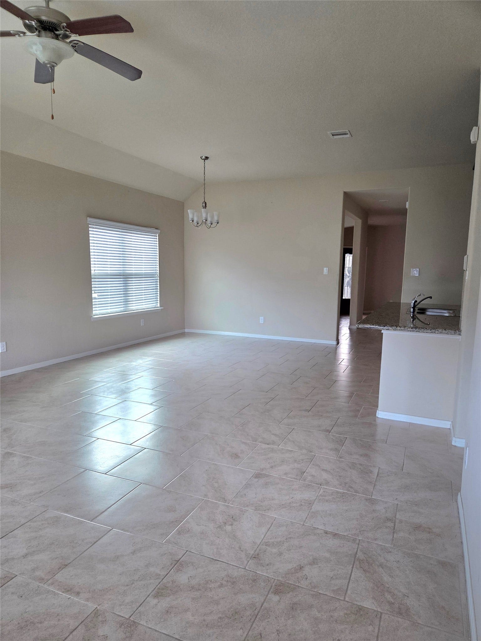 722 Mill Spring Court, Rosenberg, TX 77469 SPACIOUS LIVING AREA