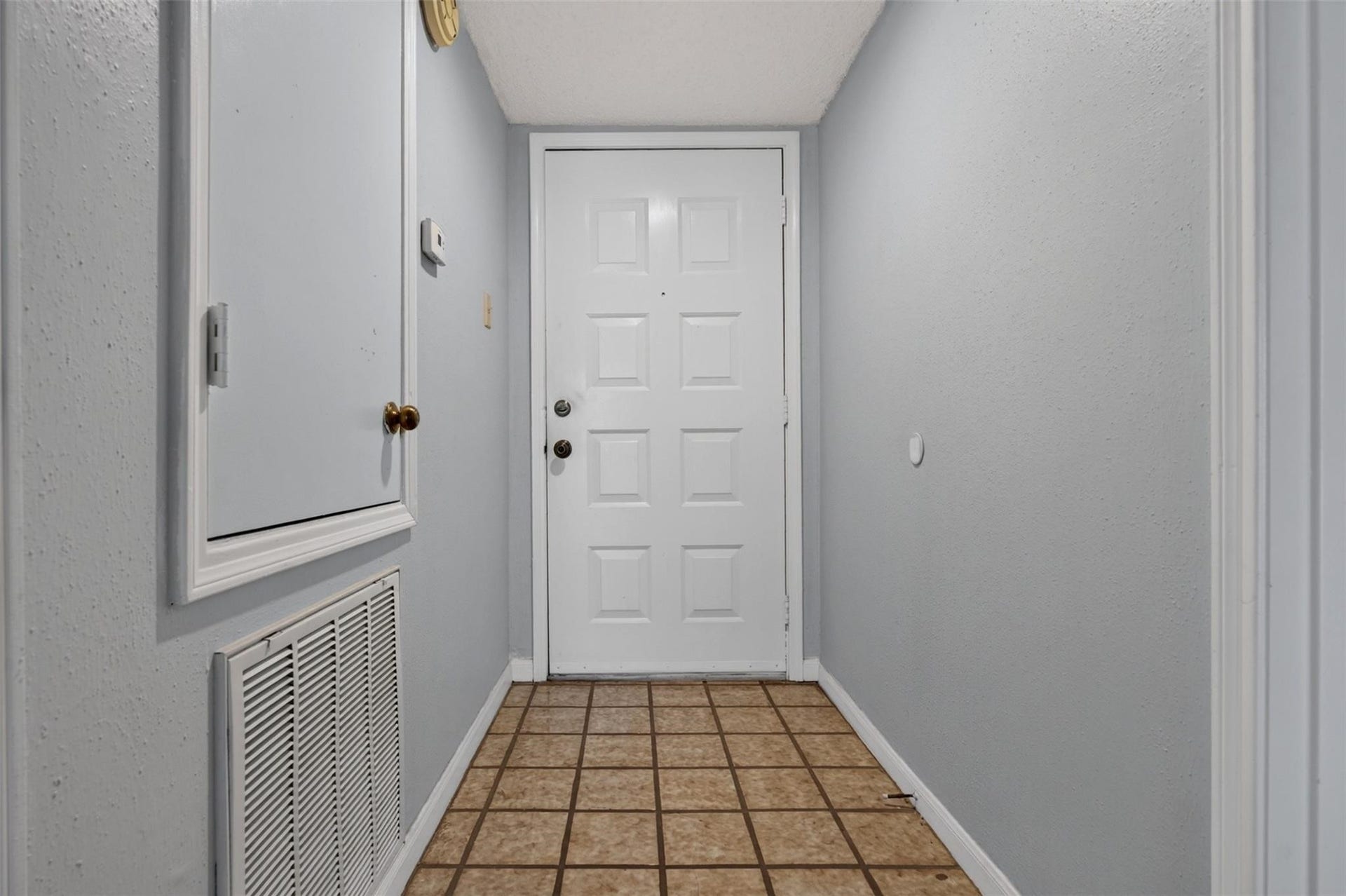 700 Thicket Lane, #304, Houston, TX 77079 Welcoming entryway with neutral walls and durable tile flooring, providing a clean and inviting first impression.