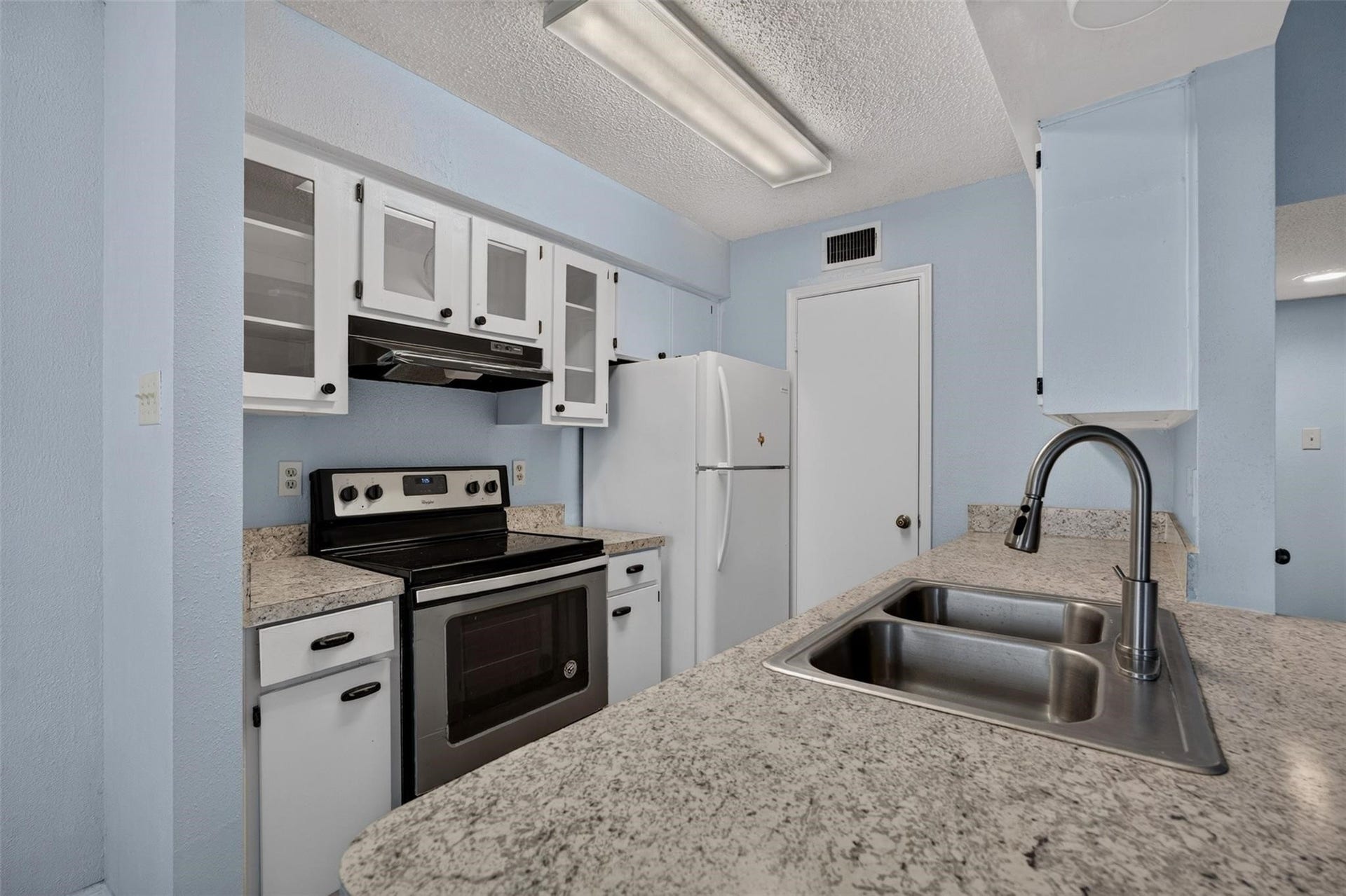 700 Thicket Lane, #304, Houston, TX 77079 Charming kitchen with modern appliances, sleek countertops, and ample cabinet space, perfect for culinary enthusiasts.