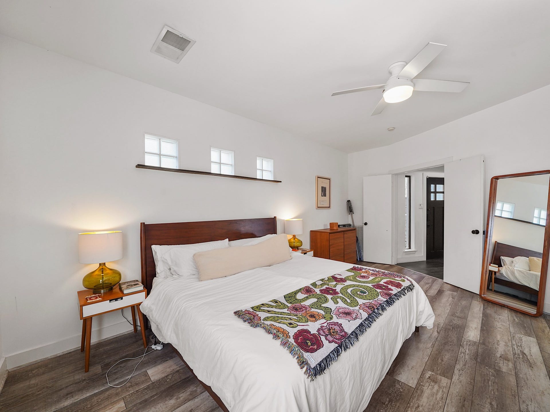 1231 Jackson Boulevard, Houston, TX 77006 Primary bedroom located on first floor.