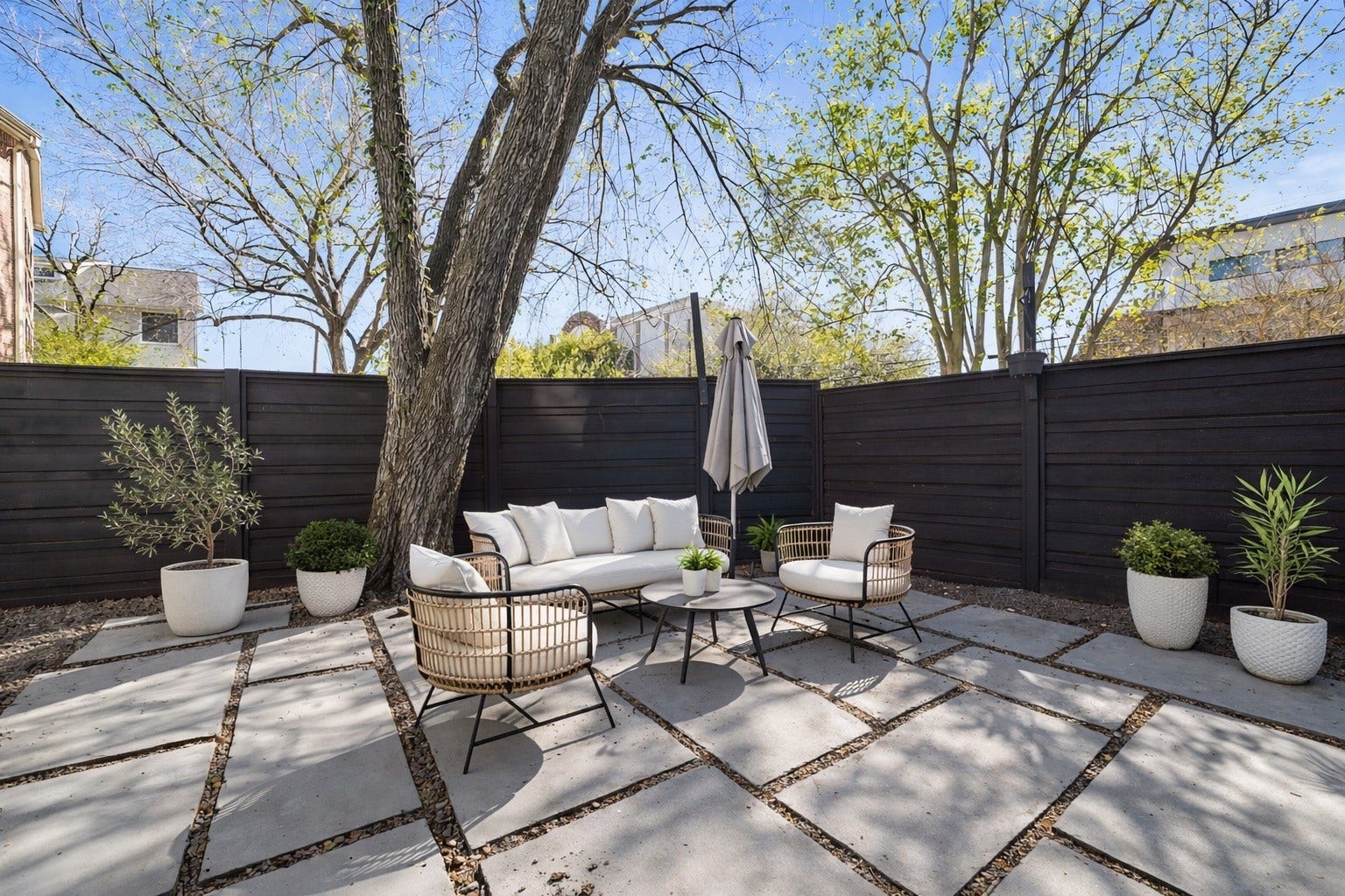1231 Jackson Boulevard, Houston, TX 77006 Discover a serene, private back patio ideal for both relaxing and entertaining, offering the perfect retreat for any occasion.