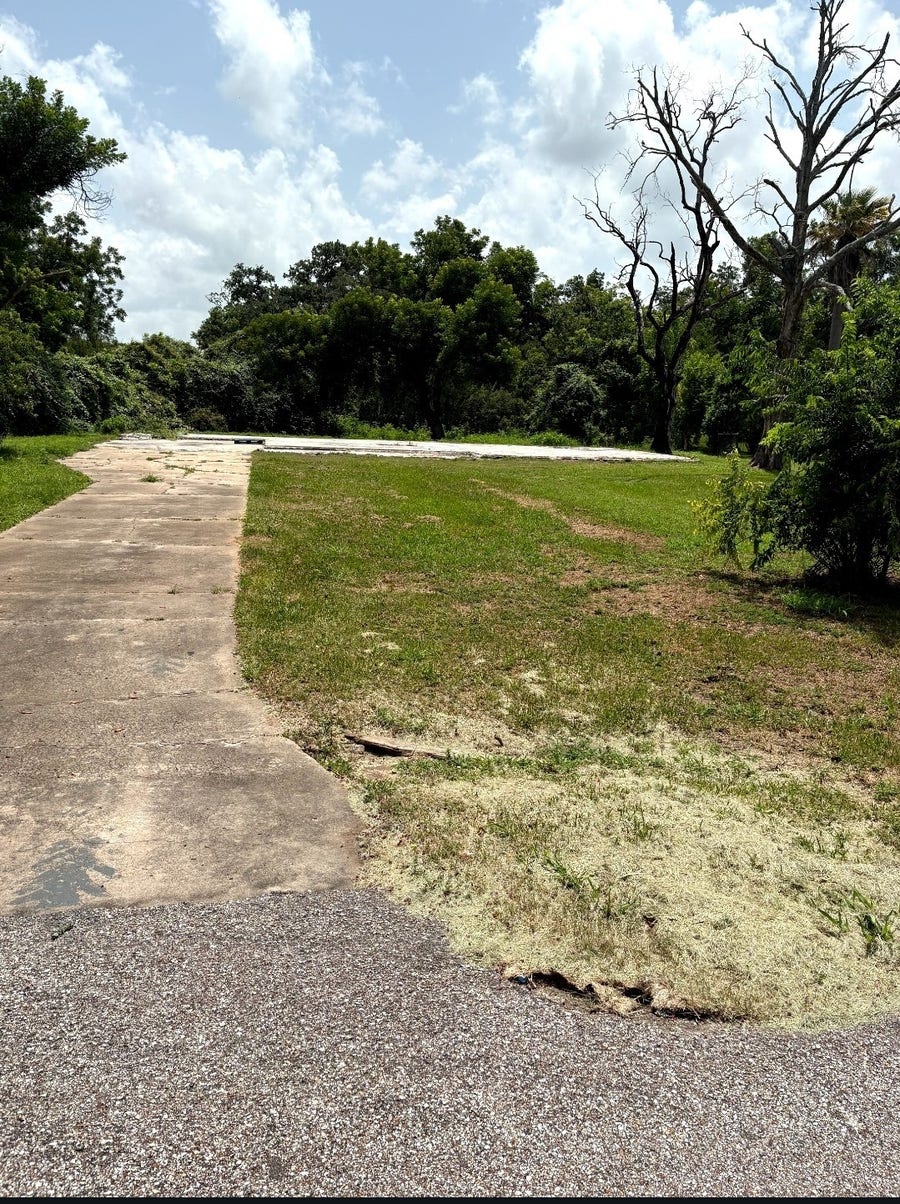 Property photo for 317 Southern Oaks Dr, Lake Jackson, TX