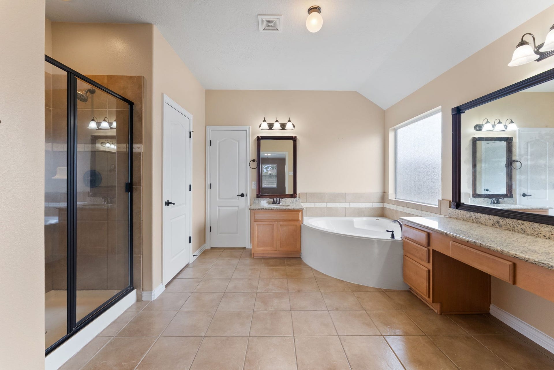 19415 Sorrell Ridge Drive, Spring, TX 77388 Separate shower and soaking tub.