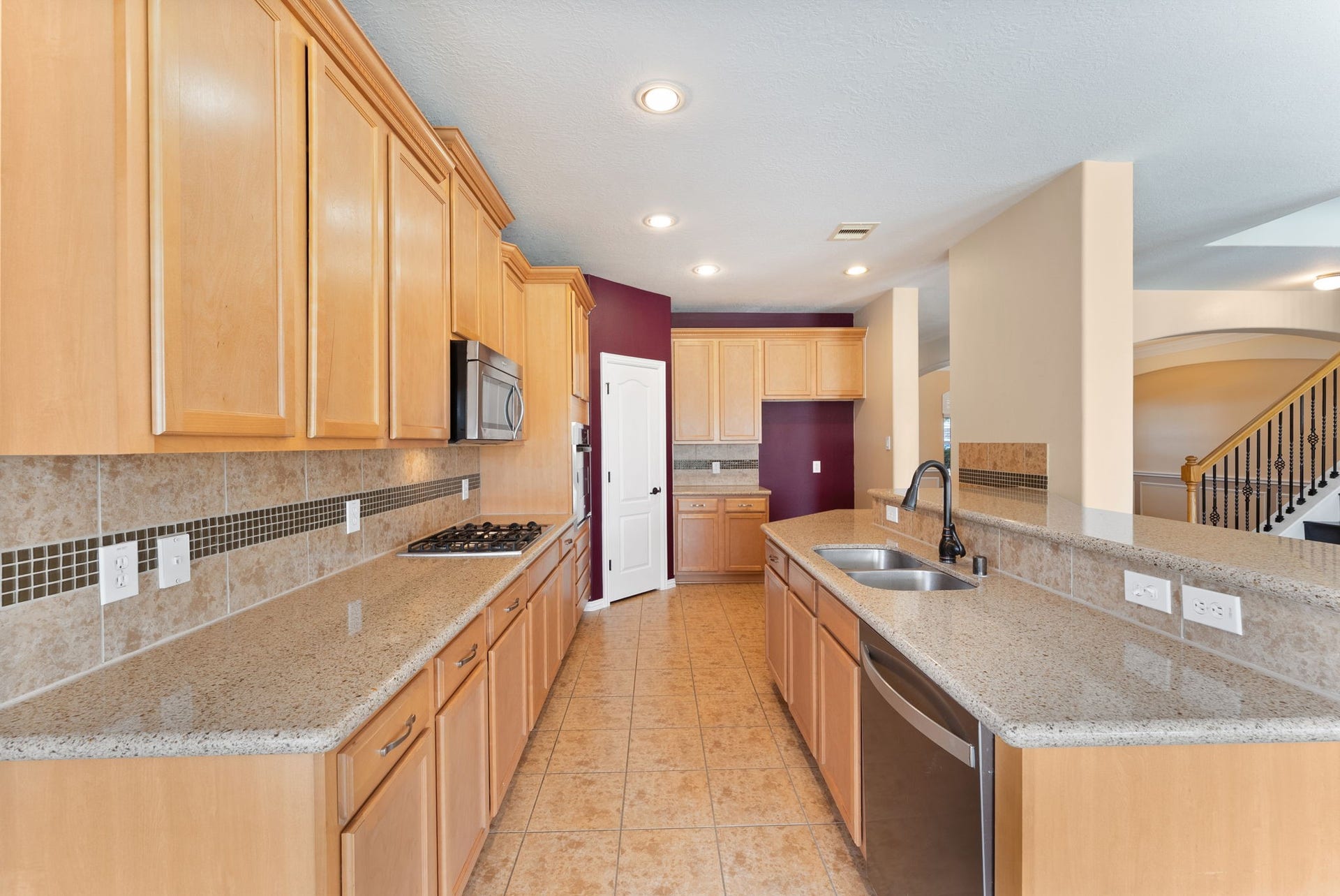 19415 Sorrell Ridge Drive, Spring, TX 77388 This huge kitchen is complete with stainless steel appliances and a gas cooktop.