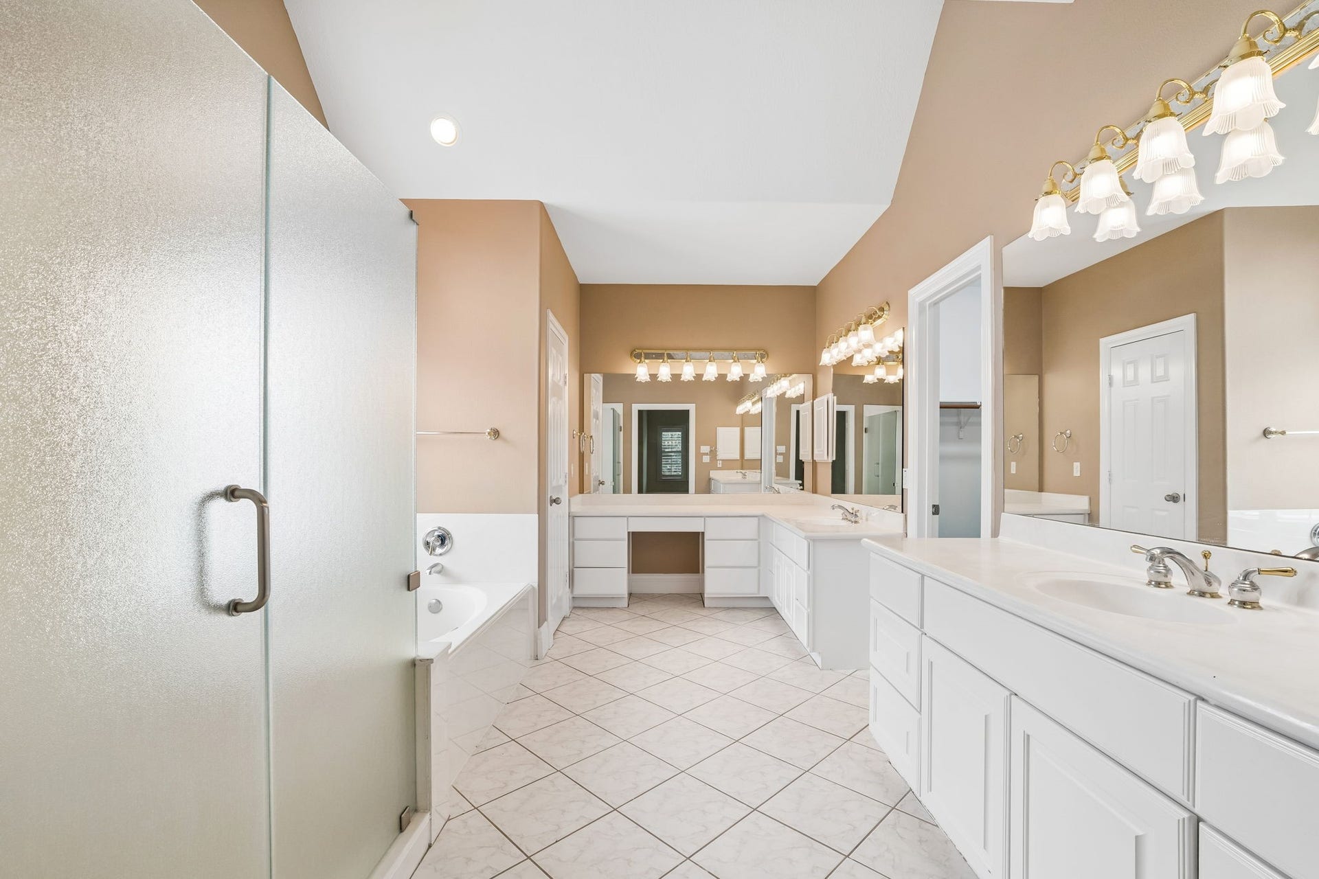 Spacious primary en-suite bath.