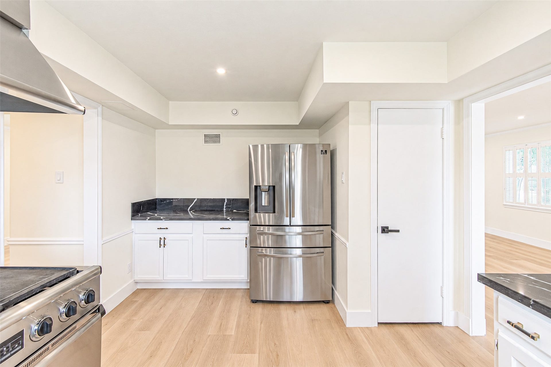 10610 Overbrook Lane, Houston, TX 77042 Modern kitchen with sleek stainless steel appliances, ample cabinetry, and elegant quartz countertops.