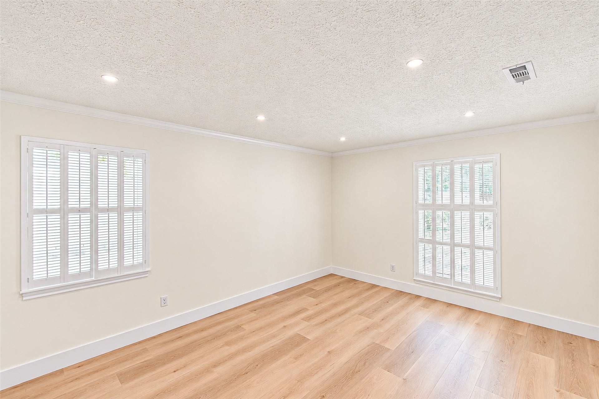 10610 Overbrook Lane, Houston, TX 77042 Bright and inviting, this study features abundant natural light streaming through elegant windows, creating an ideal space for productivity and inspiration.