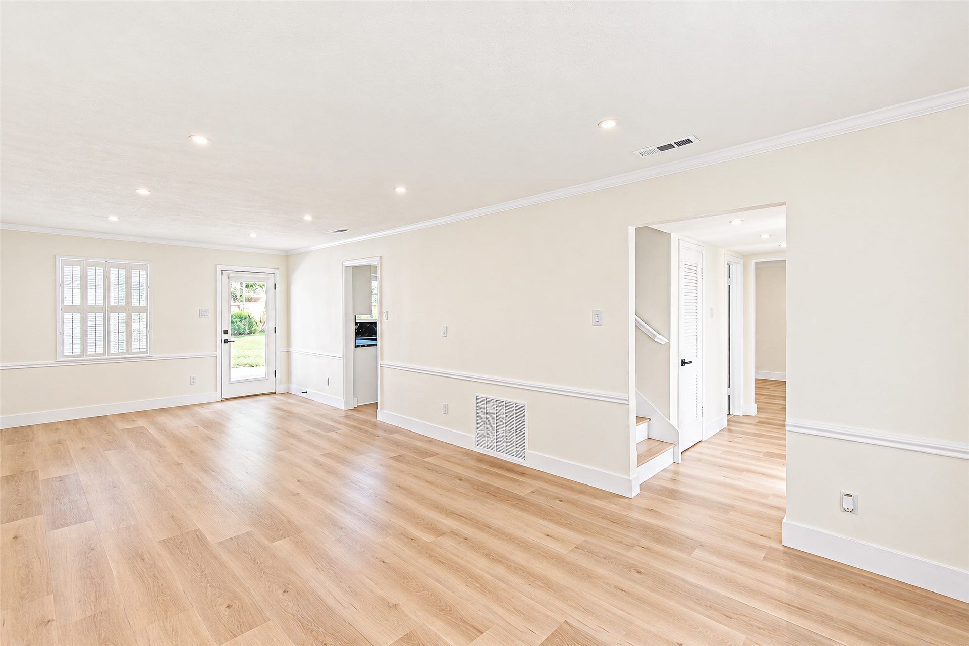10610 Overbrook Lane, Houston, TX 77042 Bright and spacious living room featuring elegant vinyl flooring, abundant natural light, and seamless access to outdoor views.
