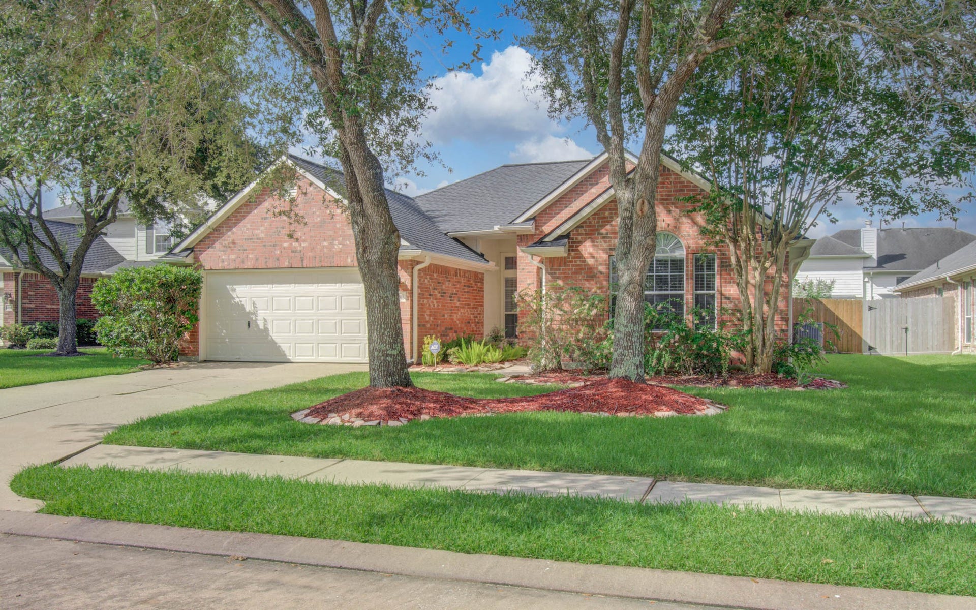 12808 Brook Arbor Court, Pearland, TX 77584 Located on a cul-de-sac, this home enjoys easy access in/out of neighborhood with little traffic.
