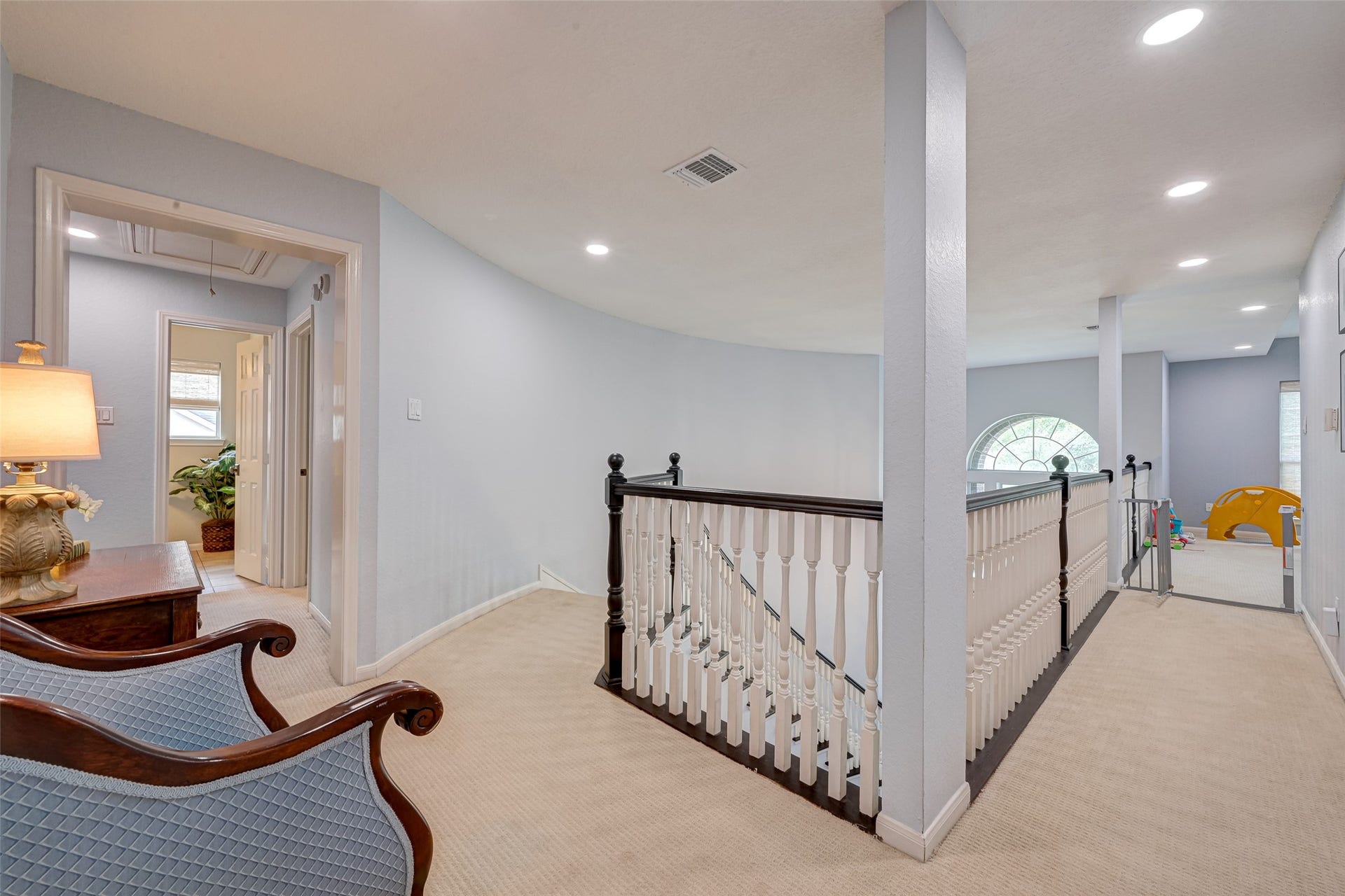 7707 Stone Arbor Drive, Sugar Land, TX 77479 Welcome upstairs! The spacious landing provides a natural separation between the sleeping and living areas. Head left to 2 secondary bedrooms connected by a shared Jack & Jill bath, or head right to the private Primary Suite and upstairs Gameroom. The open railing and arched window bring light into the space, while the wide landing keeps the 2nd floor feeling open rather than hallway-like.