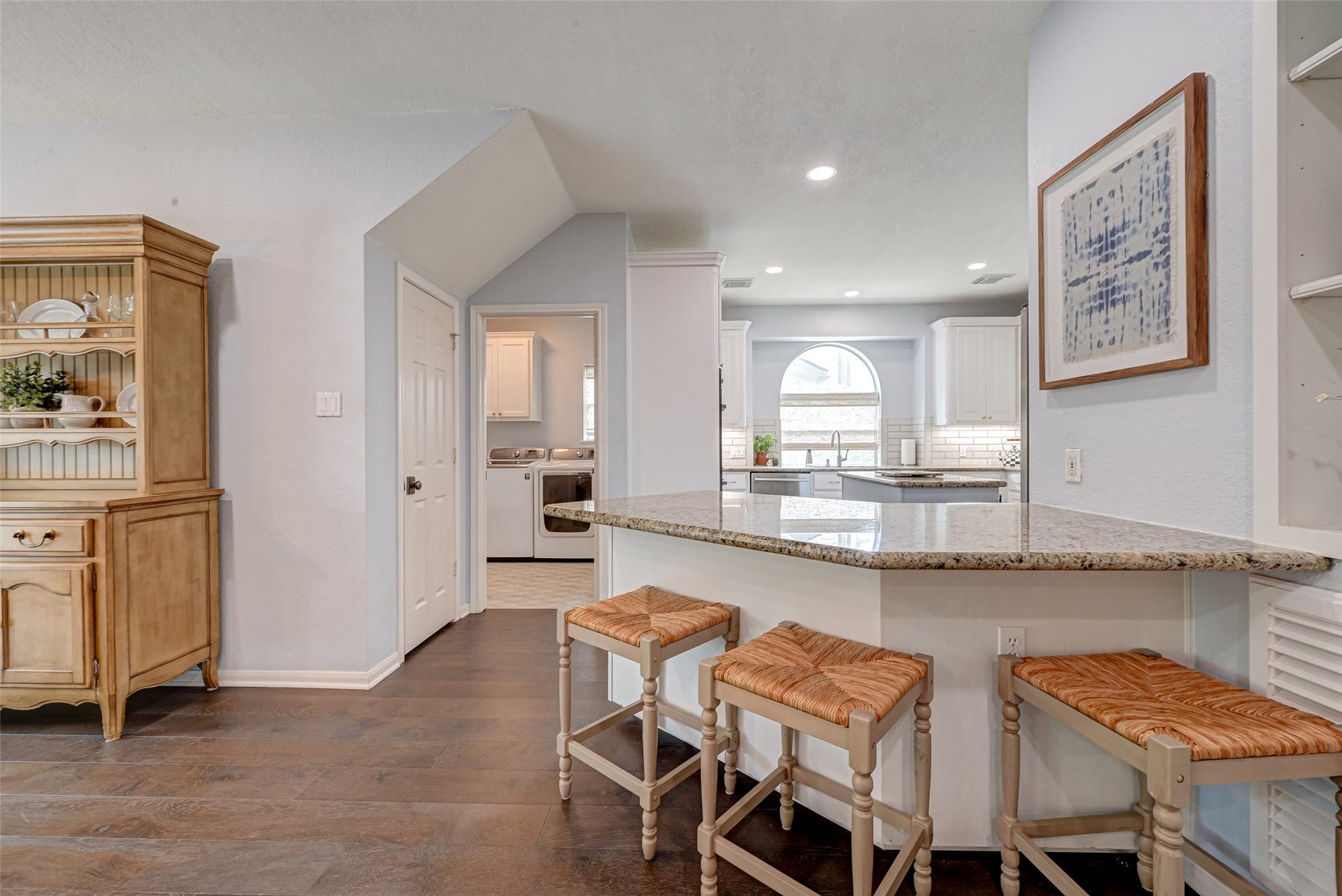 7707 Stone Arbor Drive, Sugar Land, TX 77479 The kitchen is right where you want itopen and connected to the heart of the home! A generous granite breakfast bar provides additional seating and serving space while maintaining an easy connection to the breakfast area and family room. Notice the nearby utility room, tooanother example of how thoughtfully the everyday spaces are arranged.