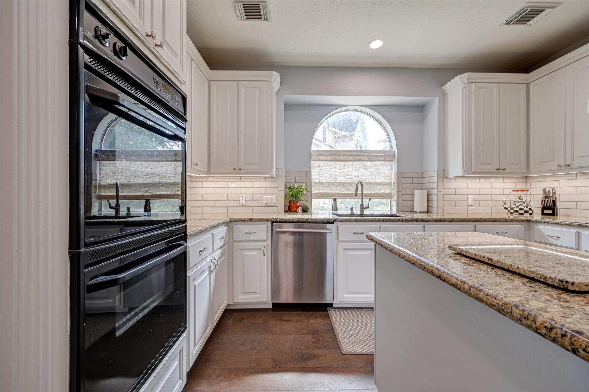 7707 Stone Arbor Drive, Sugar Land, TX 77479 Designed with the cook in mind! Double ovens, plentiful cabinetry, a center island and generous stretches of countertop provide multiple prep and work areas. The sink, island and cooking areas are comfortably spaced, giving more than one person room to help with dinner without constantly bumping elbows.