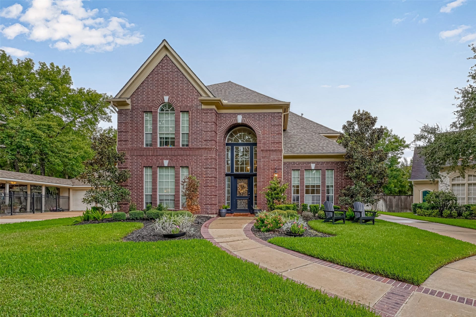 7707 Stone Arbor Drive, Sugar Land, TX 77479 Welcome to 7707 Stone Arbor, tucked away on a quiet cul-de-sac street in the heart of Greatwood! Beautiful landscaping and a manicured lawn frame this timeless brick home, while the long driveway leads to an oversized 2-car finished garage with insulation. A full sprinkler system keeps the front and backyard landscaping looking its best, and the roof was replaced in 2020. PHOTO NOTE: Photos were taken in 2023. Property is currently tenant occupied. Updated photos will be taken after tenant move-out.