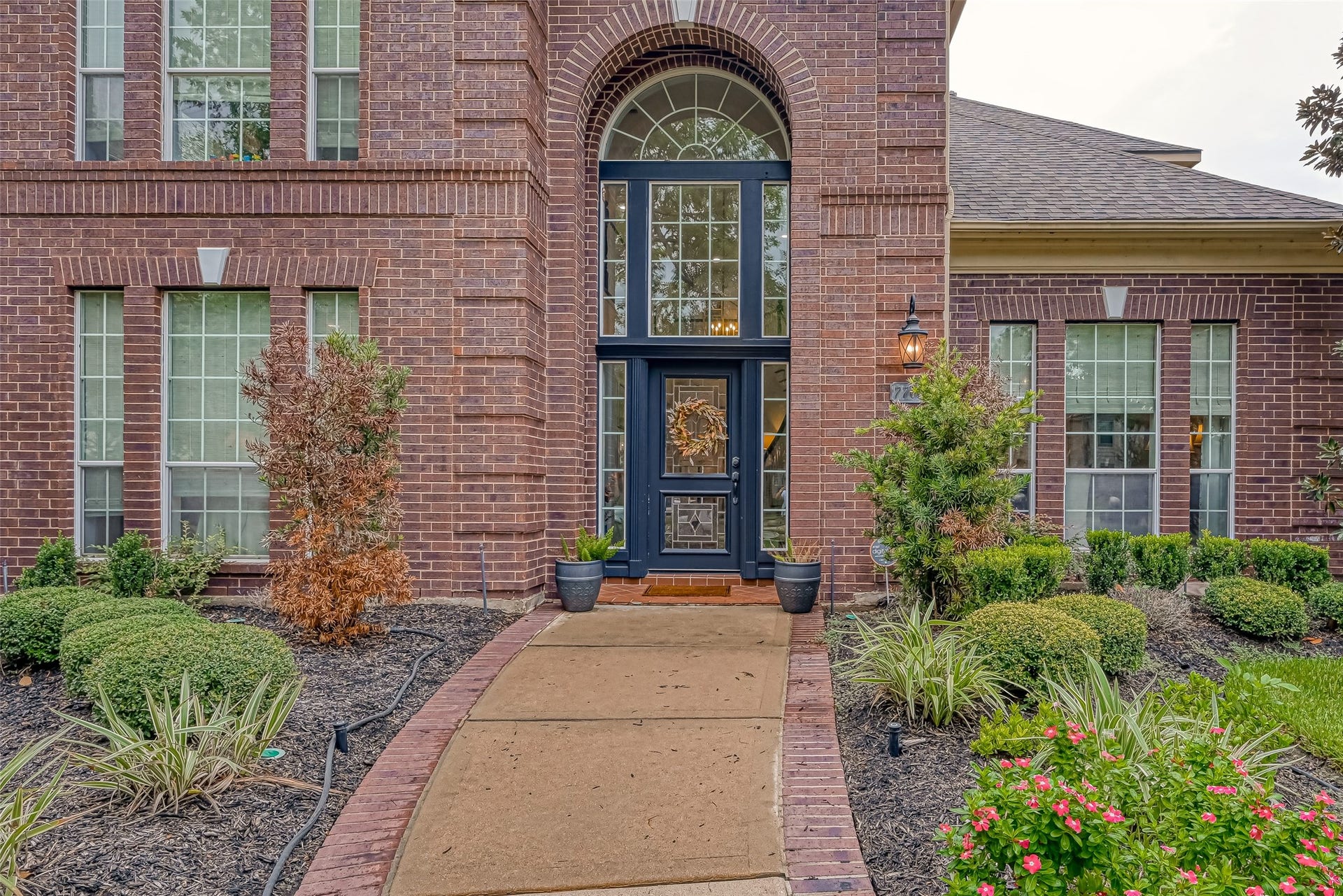 7707 Stone Arbor Drive, Sugar Land, TX 77479 Follow the walkway, accented by a classic brick paver border, to the elegant covered entry. An abundance of glass, topped by a graceful arched transom, creates a grand yet welcoming first impression and offers a beautiful hint of the timeless style waiting just beyond the front door.