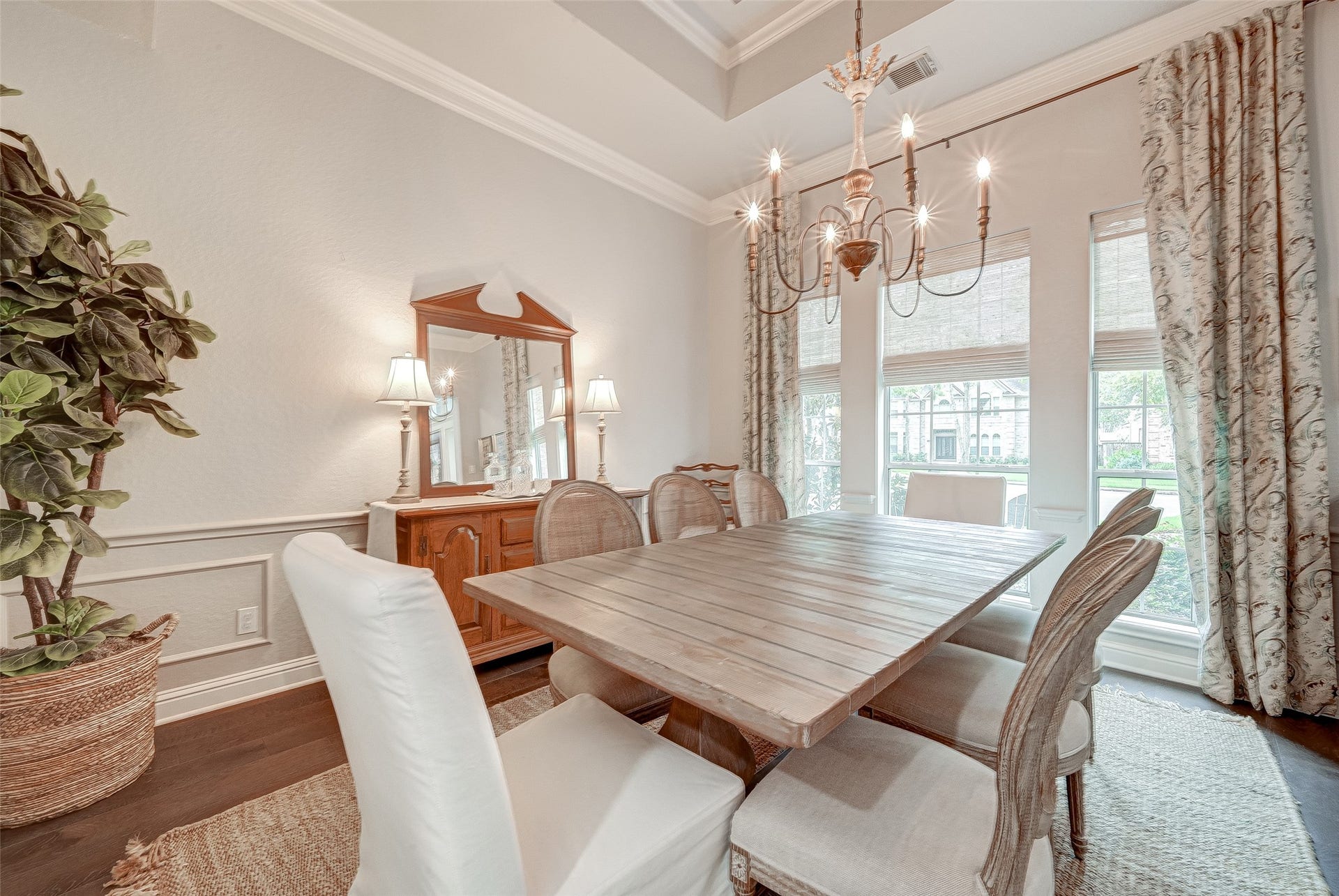 7707 Stone Arbor Drive, Sugar Land, TX 77479 Theres room for everyone at the table! The formal dining room is generously sized to accommodate a large dining table while still offering plenty of wall space for a favorite China hutch, serving buffet, or display cabinet. The tray ceiling draws your eye upward, while crown molding and decorative wall molding add architectural interest. A beautiful setting for gathering family and friends!
