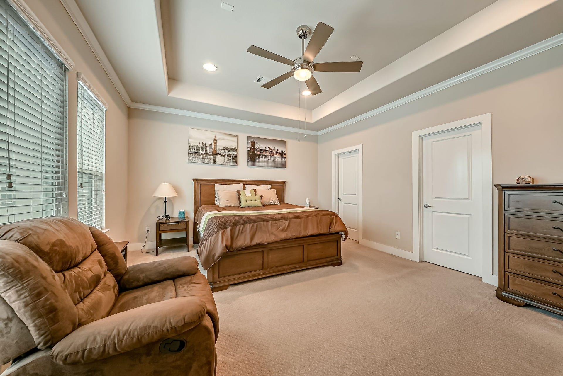 5916 Petty Street, #A, Houston, TX 77007 Primary suite sitting area filled with natural light and convenient access to the oversized walk-in closet.