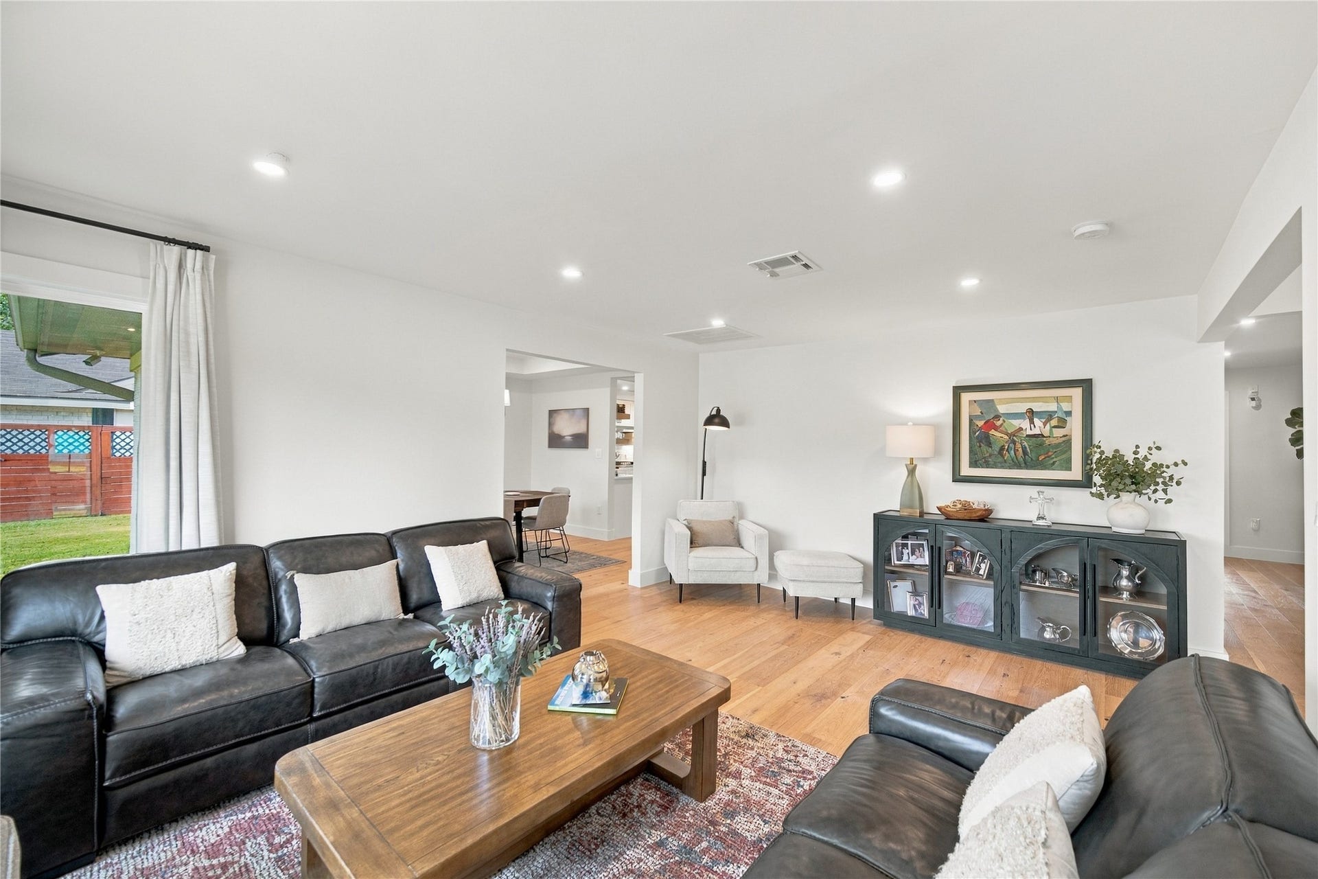 10823 Chimney Rock Road, Houston, TX 77096 Living room
