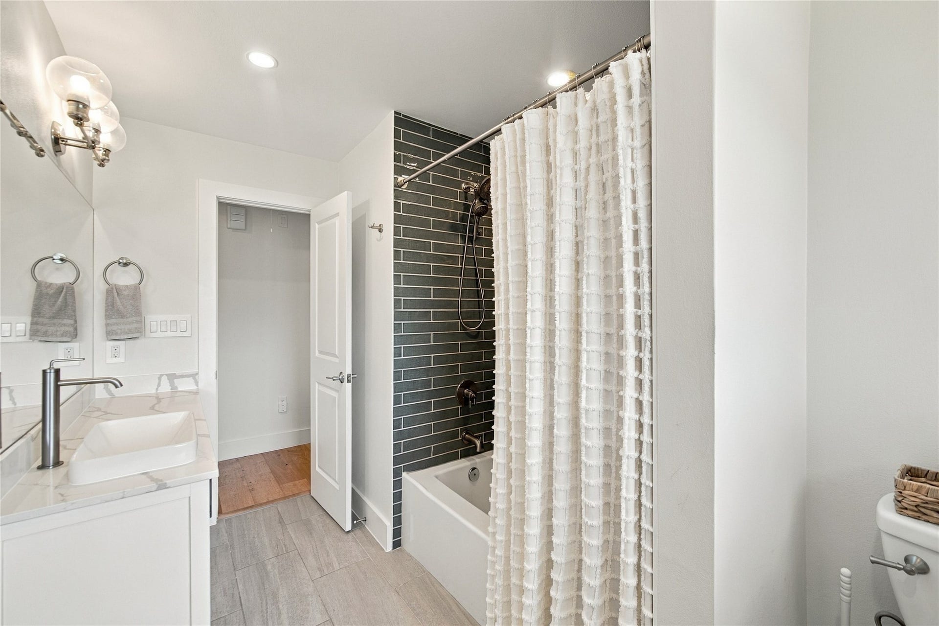 10823 Chimney Rock Road, Houston, TX 77096 Bathroom hallway