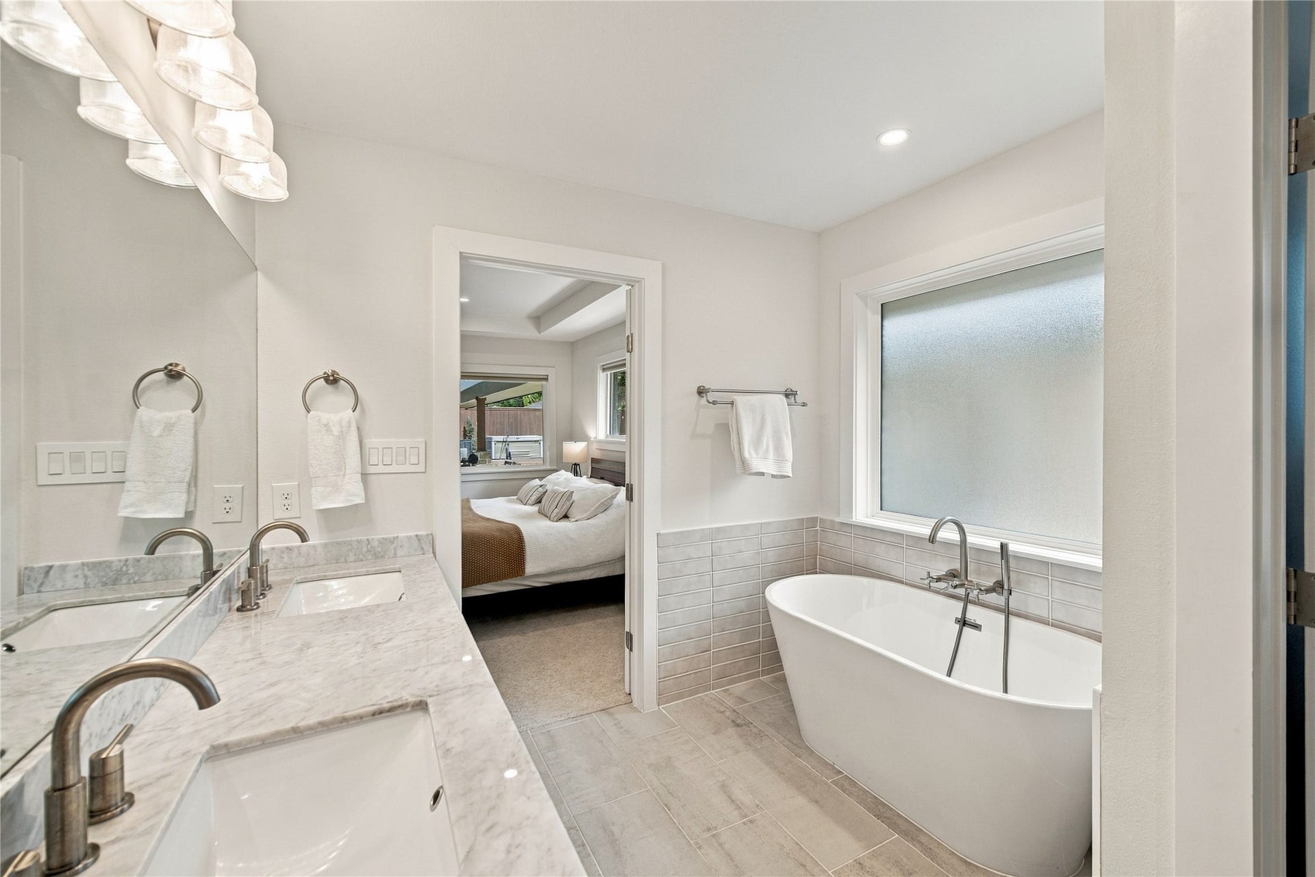 10823 Chimney Rock Road, Houston, TX 77096 Master bathroom