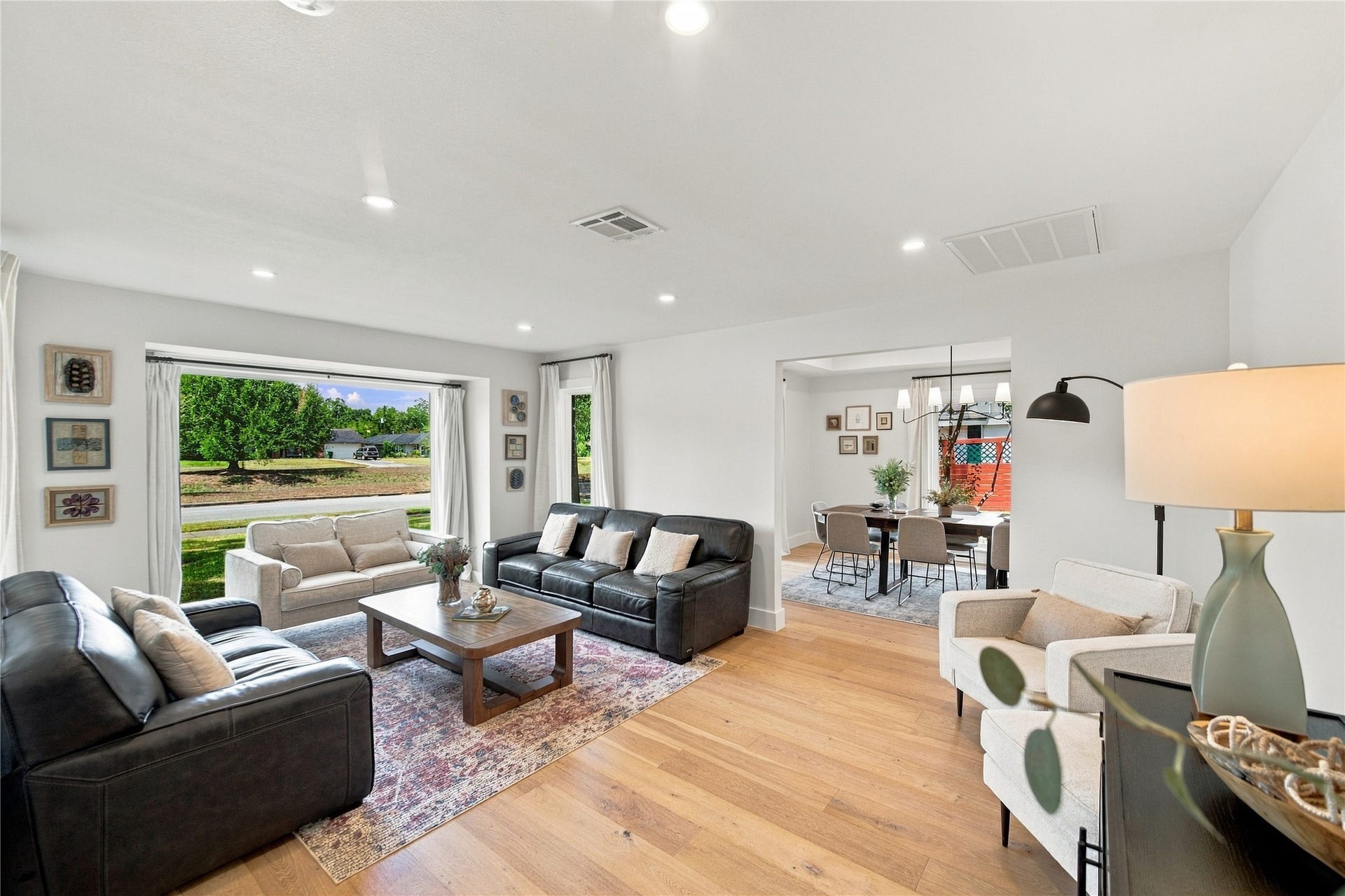 10823 Chimney Rock Road, Houston, TX 77096 Living room