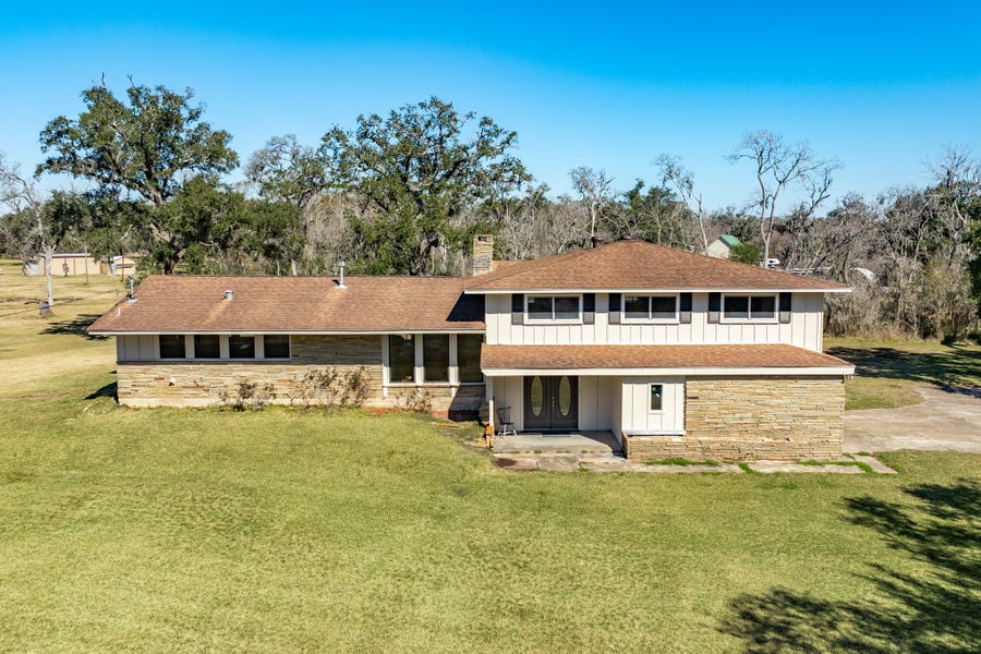 Property photo for 504 W Highway 332 W, Lake Jackson, TX