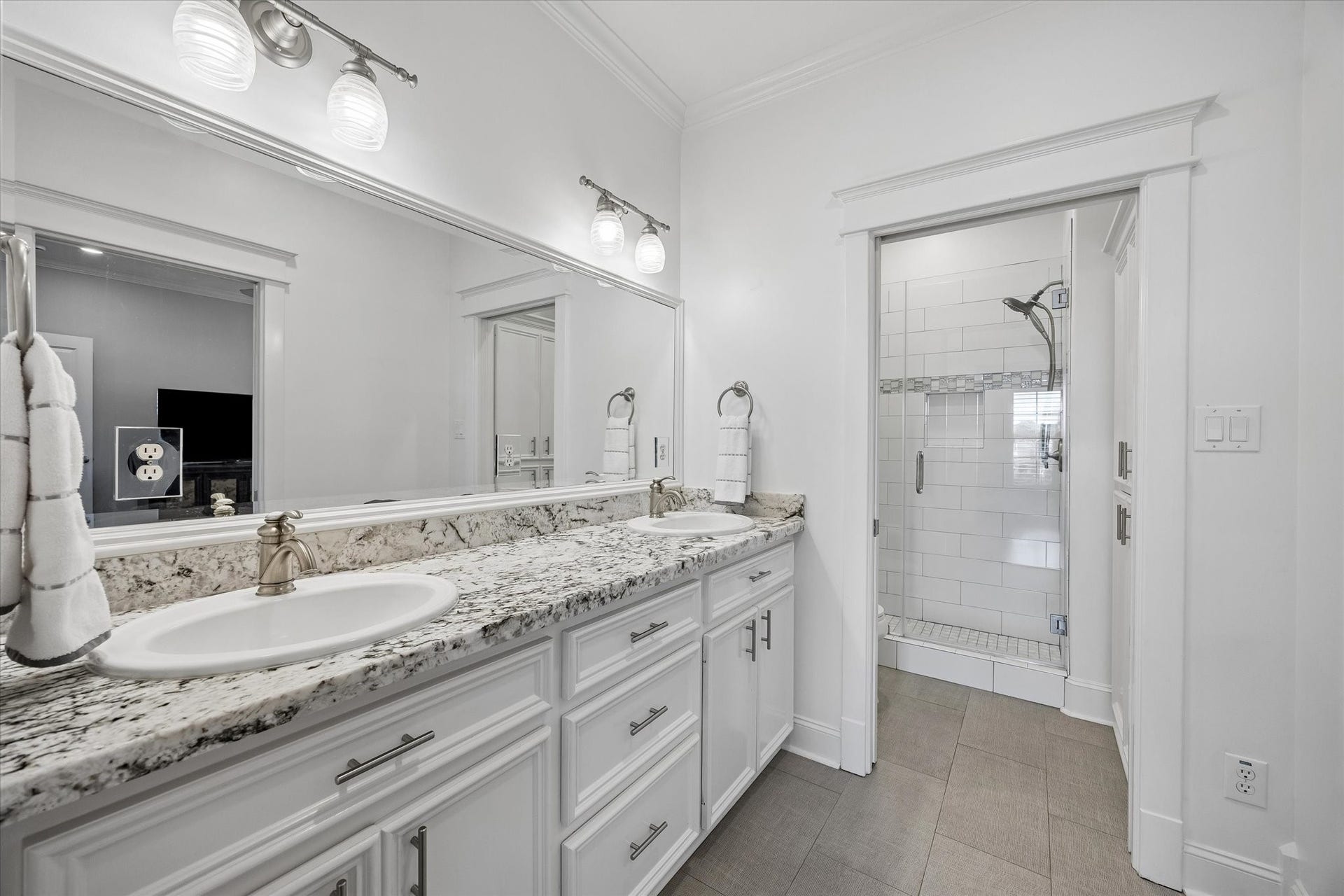 707 W 9th Street, Houston, TX 77007 707 W 9th Street, Houston, TX 77007