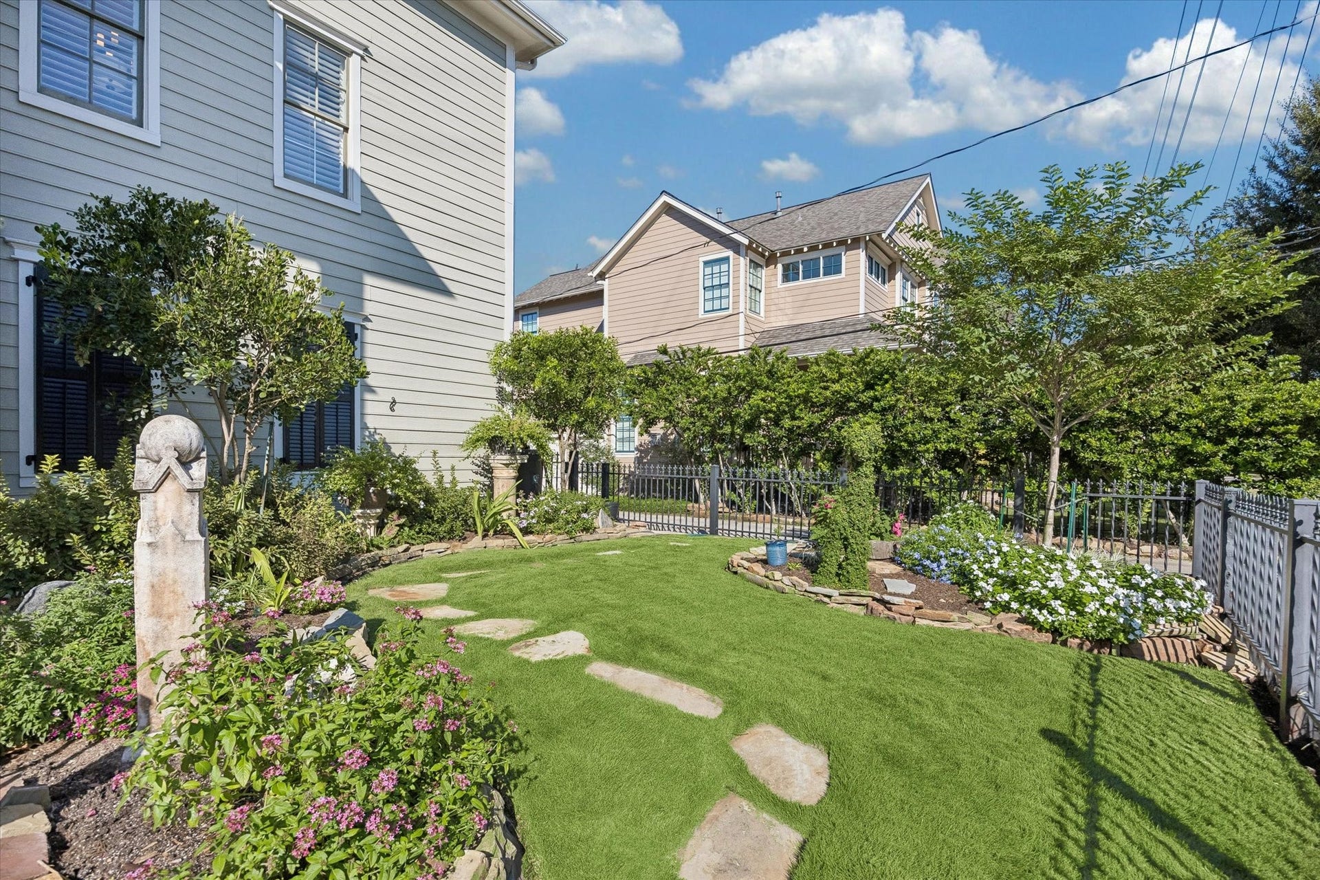 707 W 9th Street, Houston, TX 77007 707 W 9th Street, Houston, TX 77007