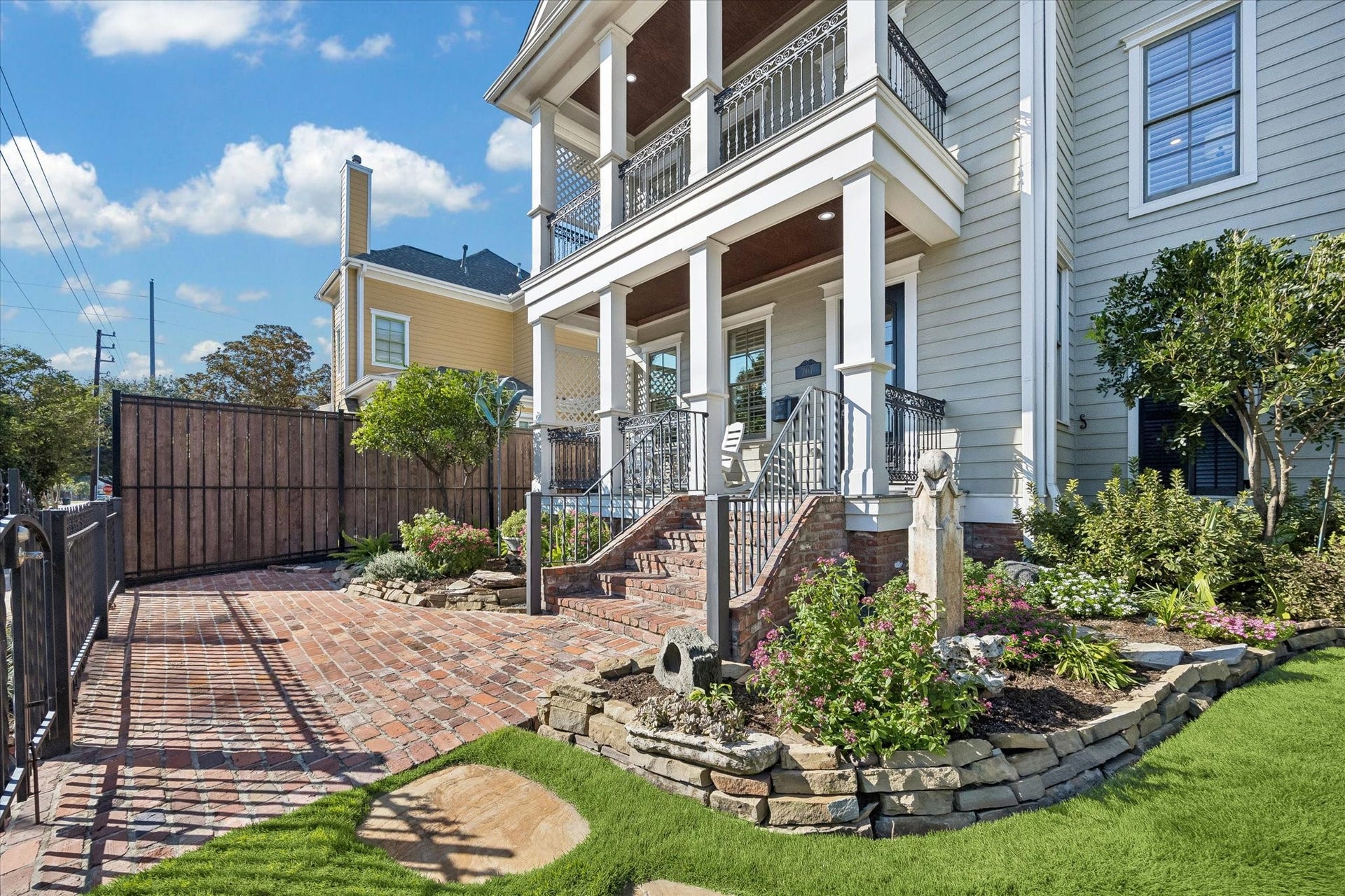 707 W 9th Street, Houston, TX 77007 707 W 9th Street, Houston, TX 77007