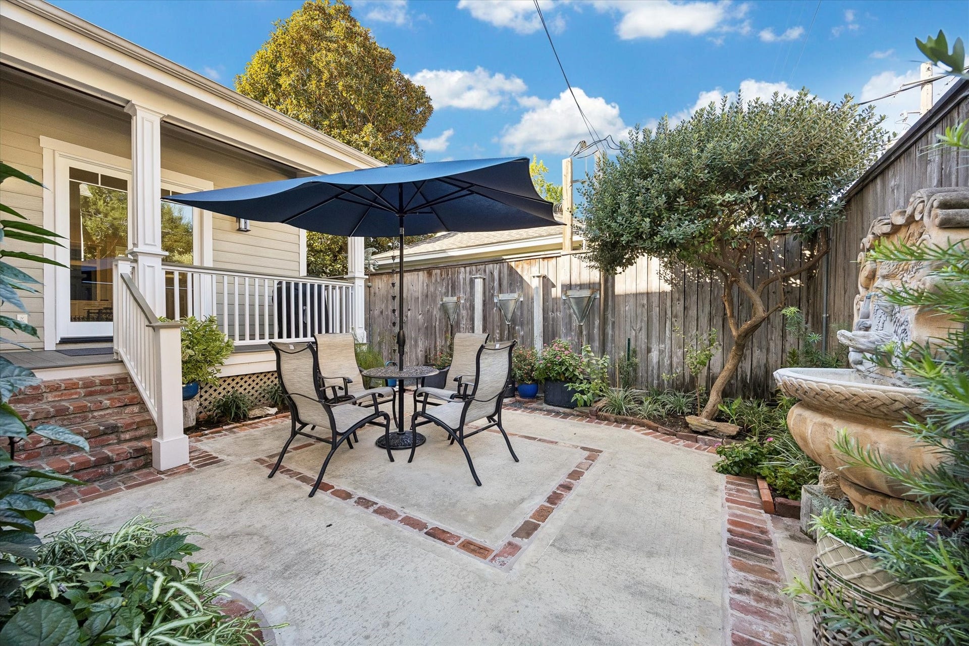 707 W 9th Street, Houston, TX 77007 707 W 9th Street, Houston, TX 77007