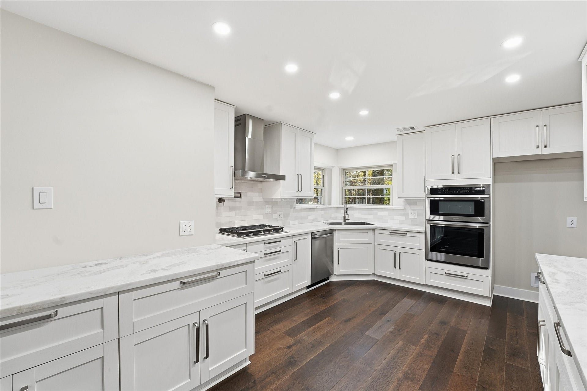 2 Rolling Mill Ln, The Woodlands, TX 77380 Kitchen