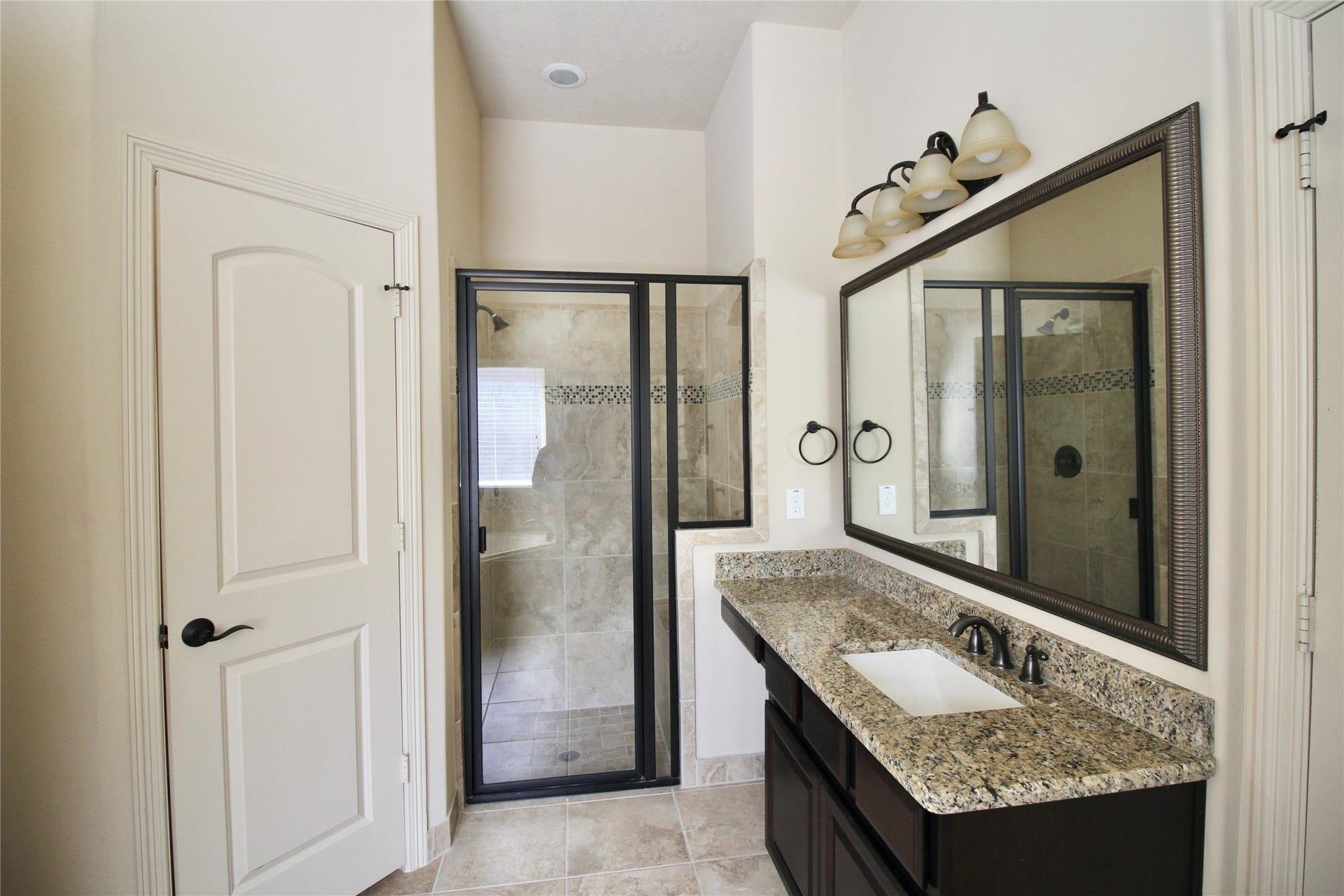 179 Hearthshire Circle, The Woodlands, TX 77354 Prime bath with separate vanities