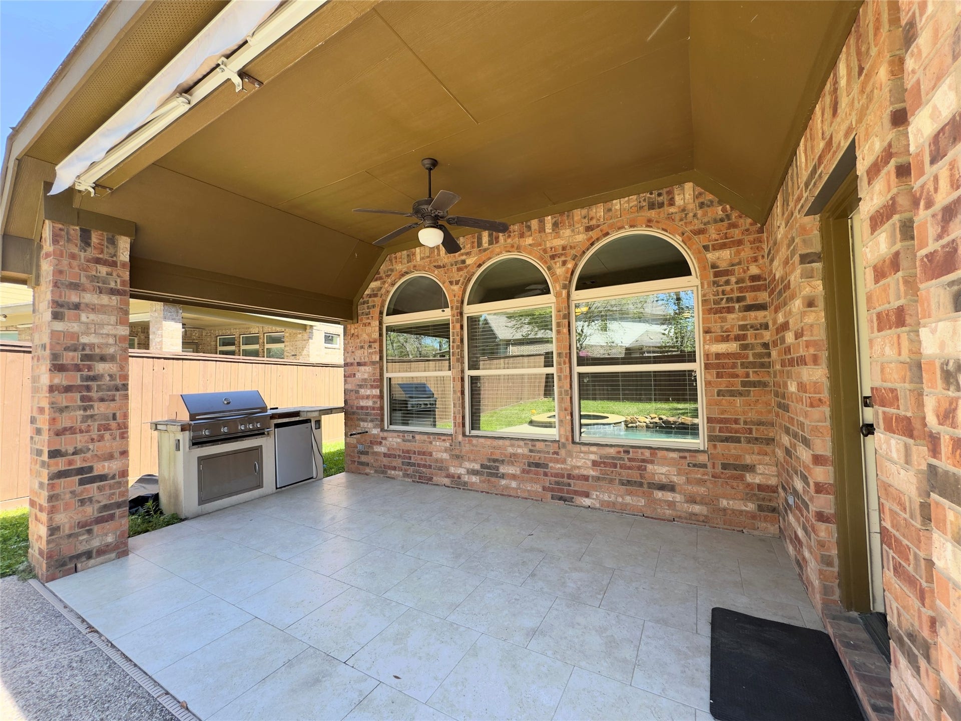 179 Hearthshire Circle, The Woodlands, TX 77354 Covered patio with a grill