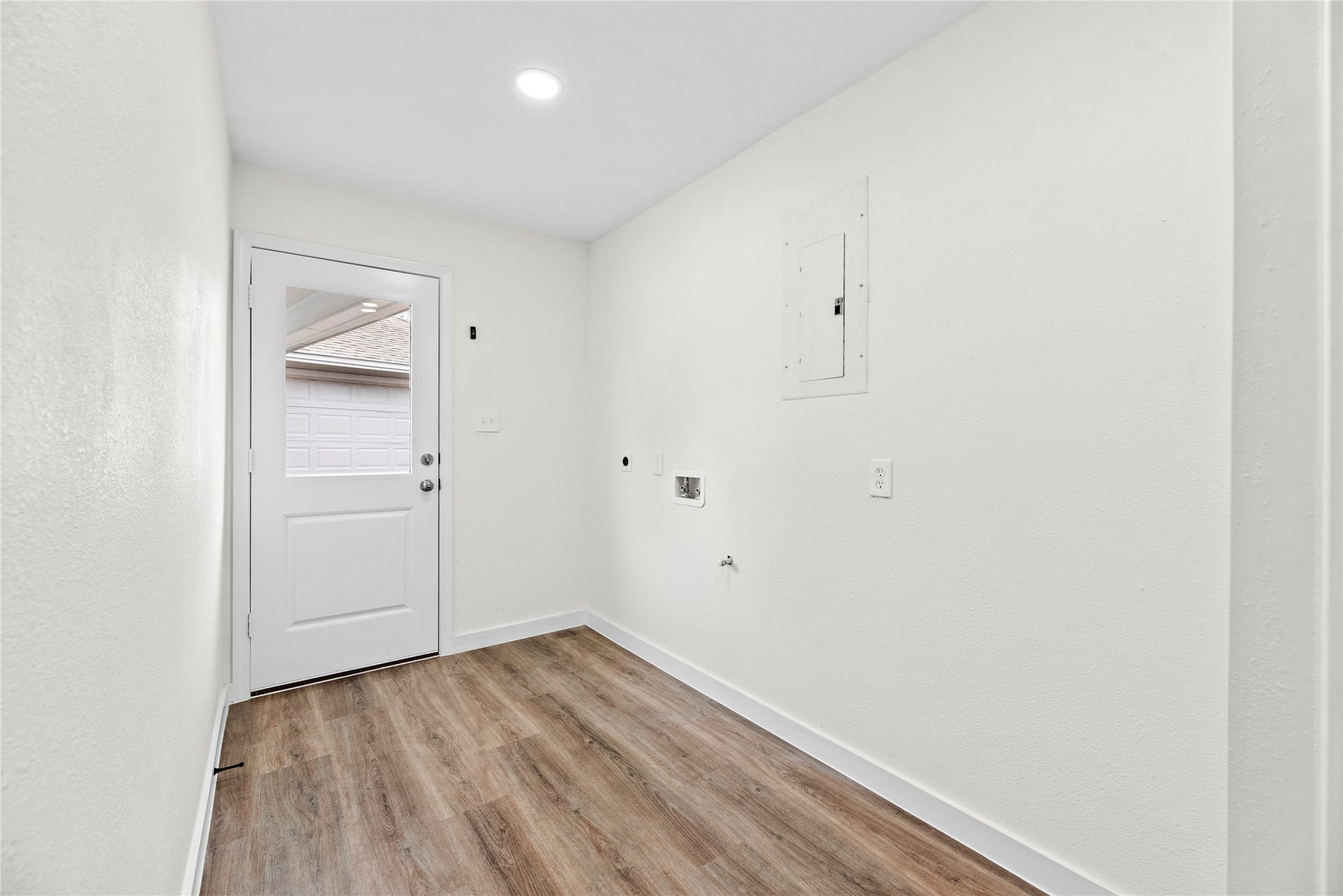 12551 Honeywood Trail, Houston, TX 77077 Downstairs utility room with access to the backyard.