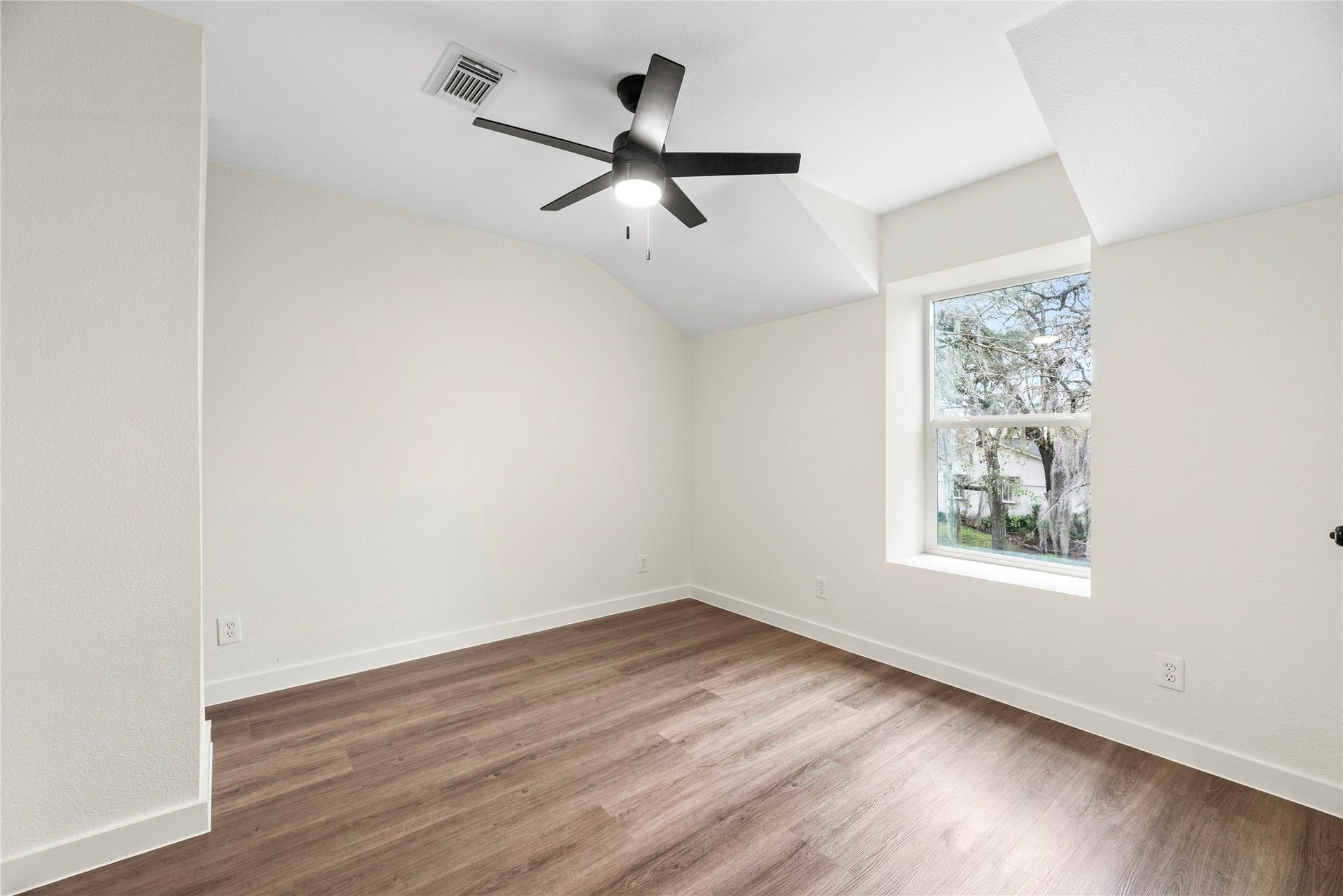 12551 Honeywood Trail, Houston, TX 77077 Upstairs secondary bedroom.