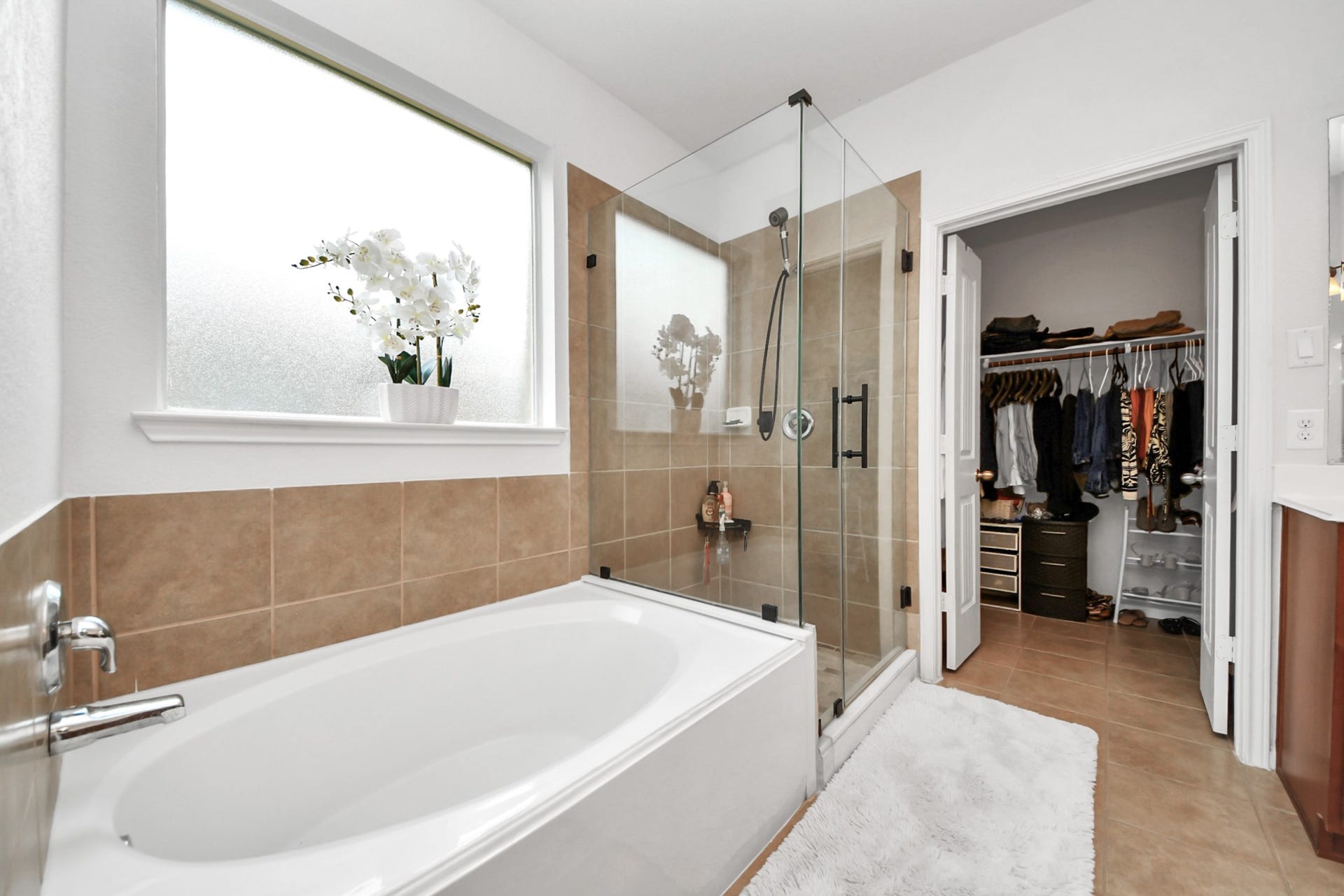 8519 E Windhaven Terrace Trail, Cypress, TX 77433 tub and separate tower