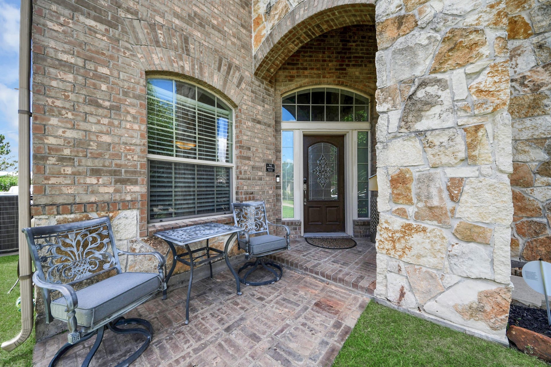 8519 E Windhaven Terrace Trail, Cypress, TX 77433 welcoming front sitting area