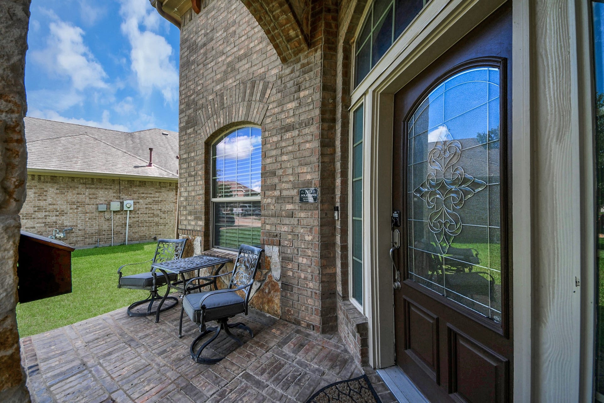 8519 E Windhaven Terrace Trail, Cypress, TX 77433 welcoming front sitting area