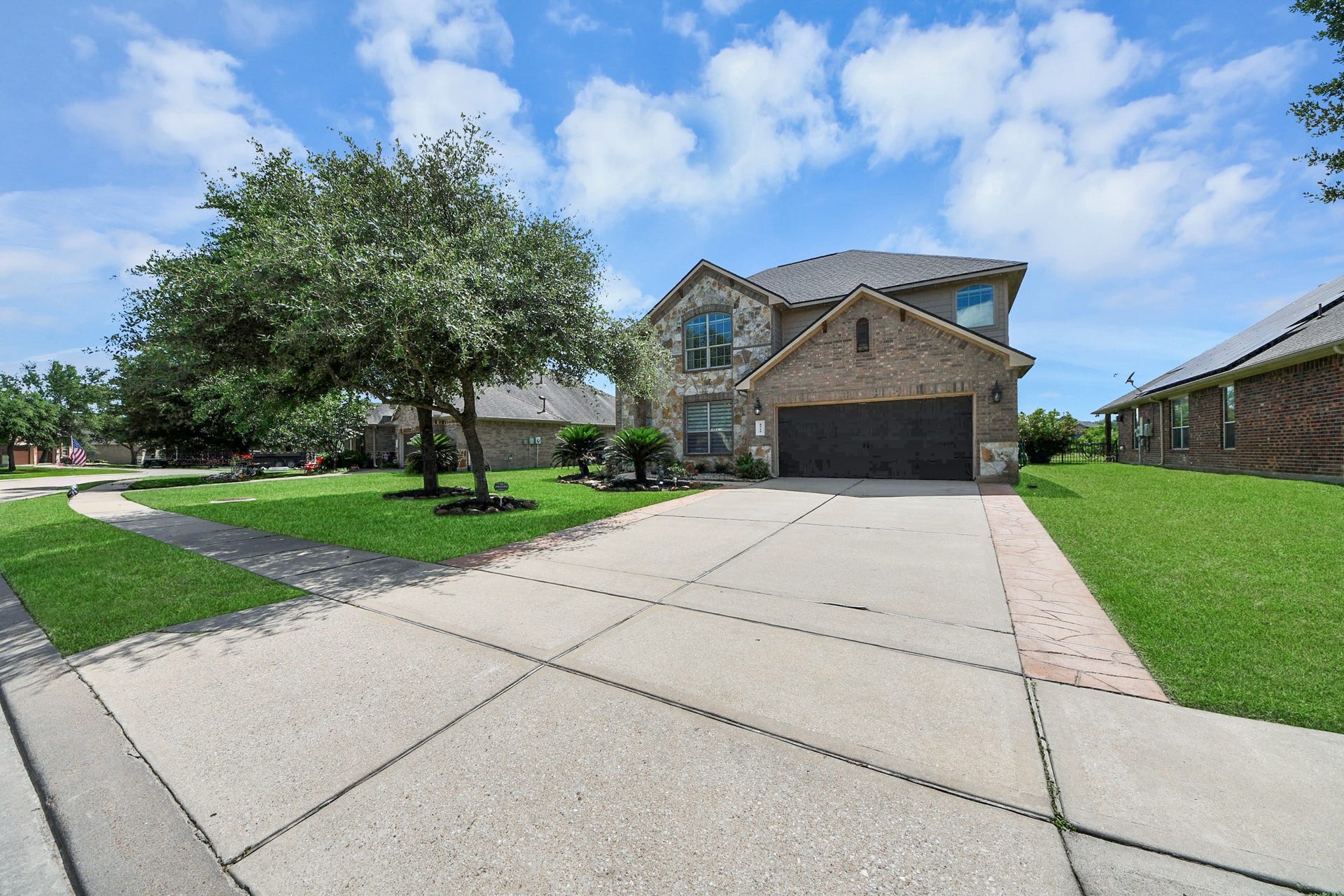 8519 E Windhaven Terrace Trail, Cypress, TX 77433 Large driveway