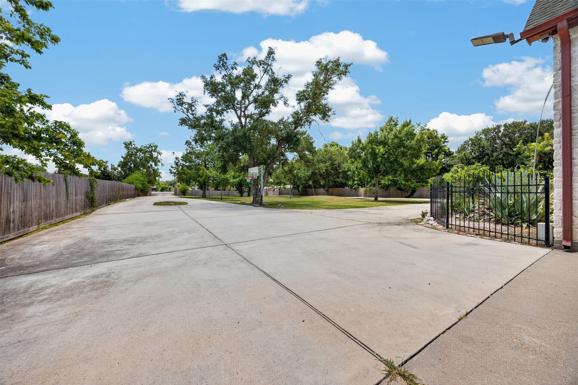 8618 Highway 6, Hitchcock, TX 77563 8618 Highway 6, Hitchcock, TX 77563