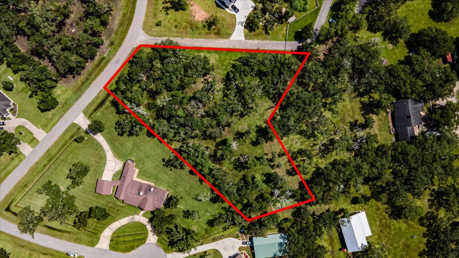 Property photo for 406 Thousand Oaks Drive, Angleton, TX