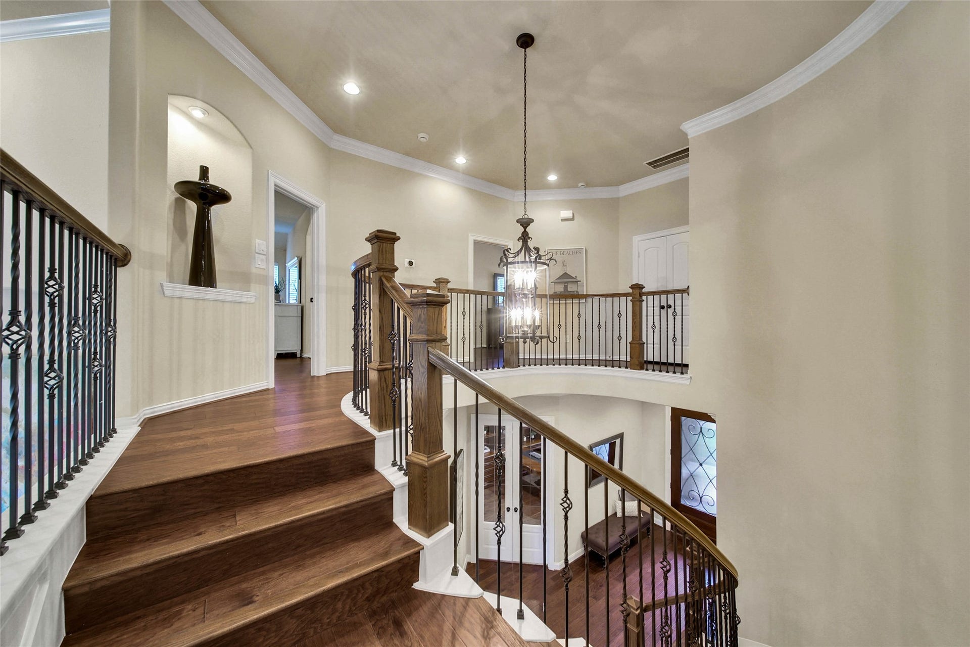 5318 Briarcliff Lane, Fulshear, TX 77441 Ready to see the 2nd story?? Beautiful wood floors accentuate the graceful curves of the staircase and continue throughout the second floor.